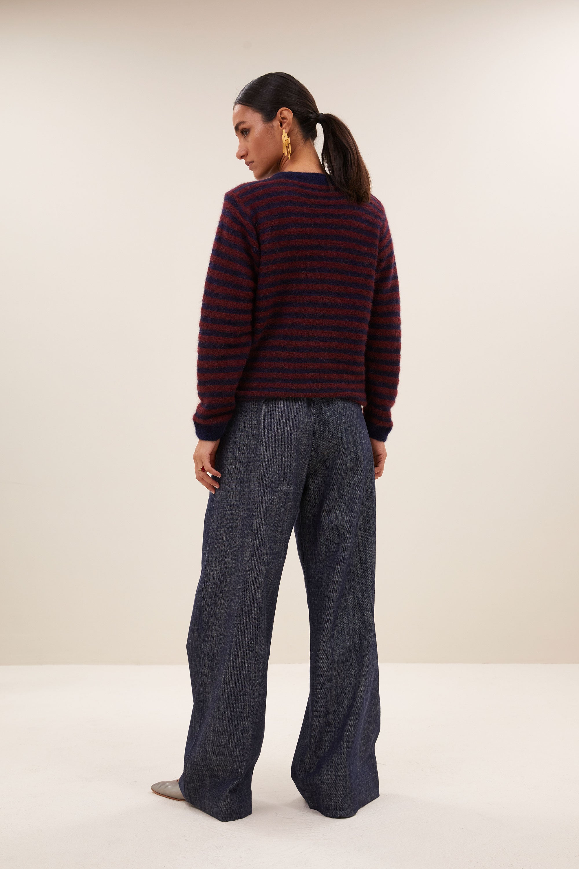 gwen thin stripe pullover - wine thin stripe, alpacamix kwaliteit, all-time classic, casual fit - by-bar - achteraanzicht