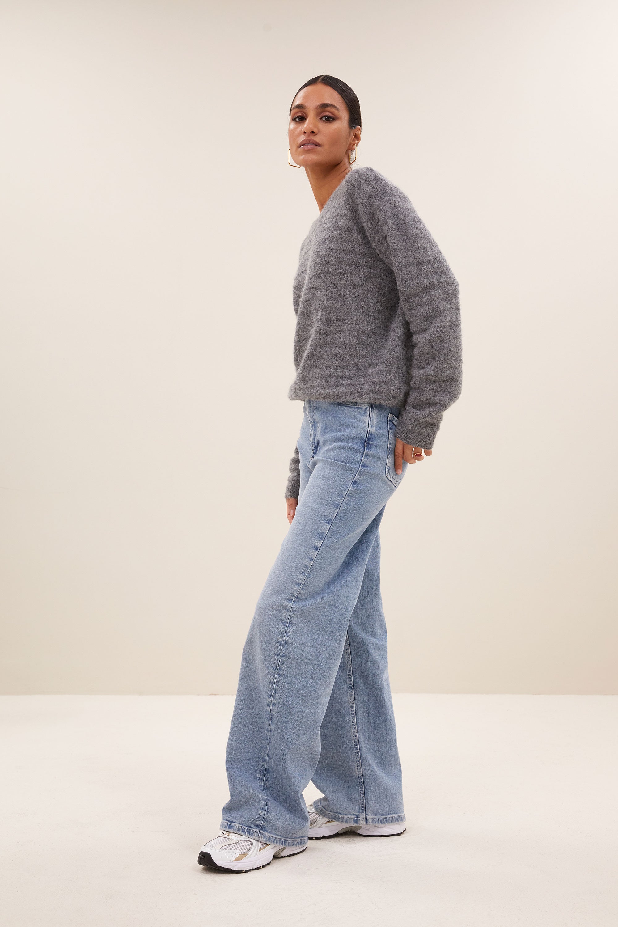 gwen pullover - dark grey melee, alpacamix kwaliteit, casual fit, must-have essential - by-bar - zijaanzicht