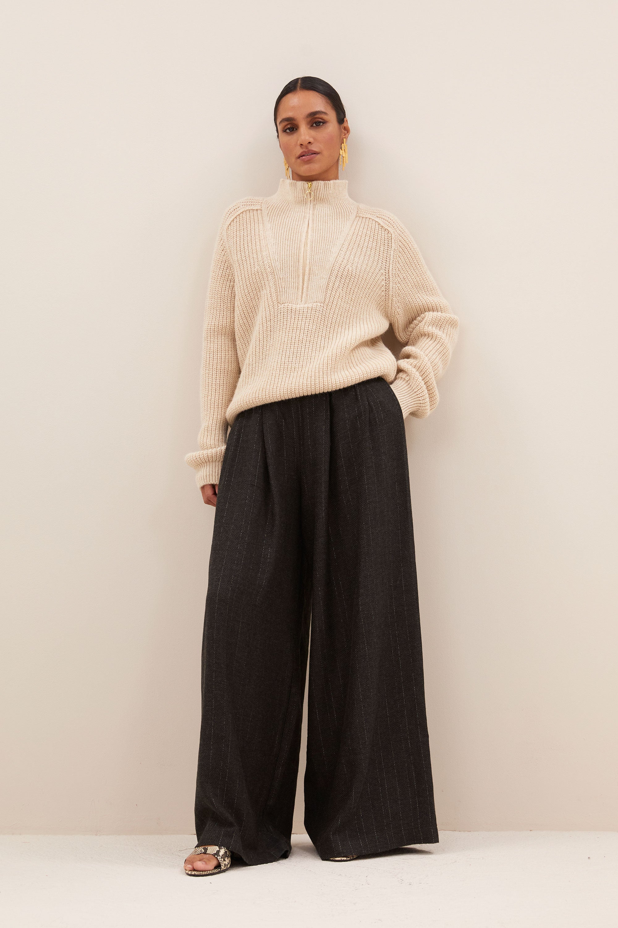 belle pullover - sand, ribpatroon, wolblend, ritssluiting - by-bar - detailfoto