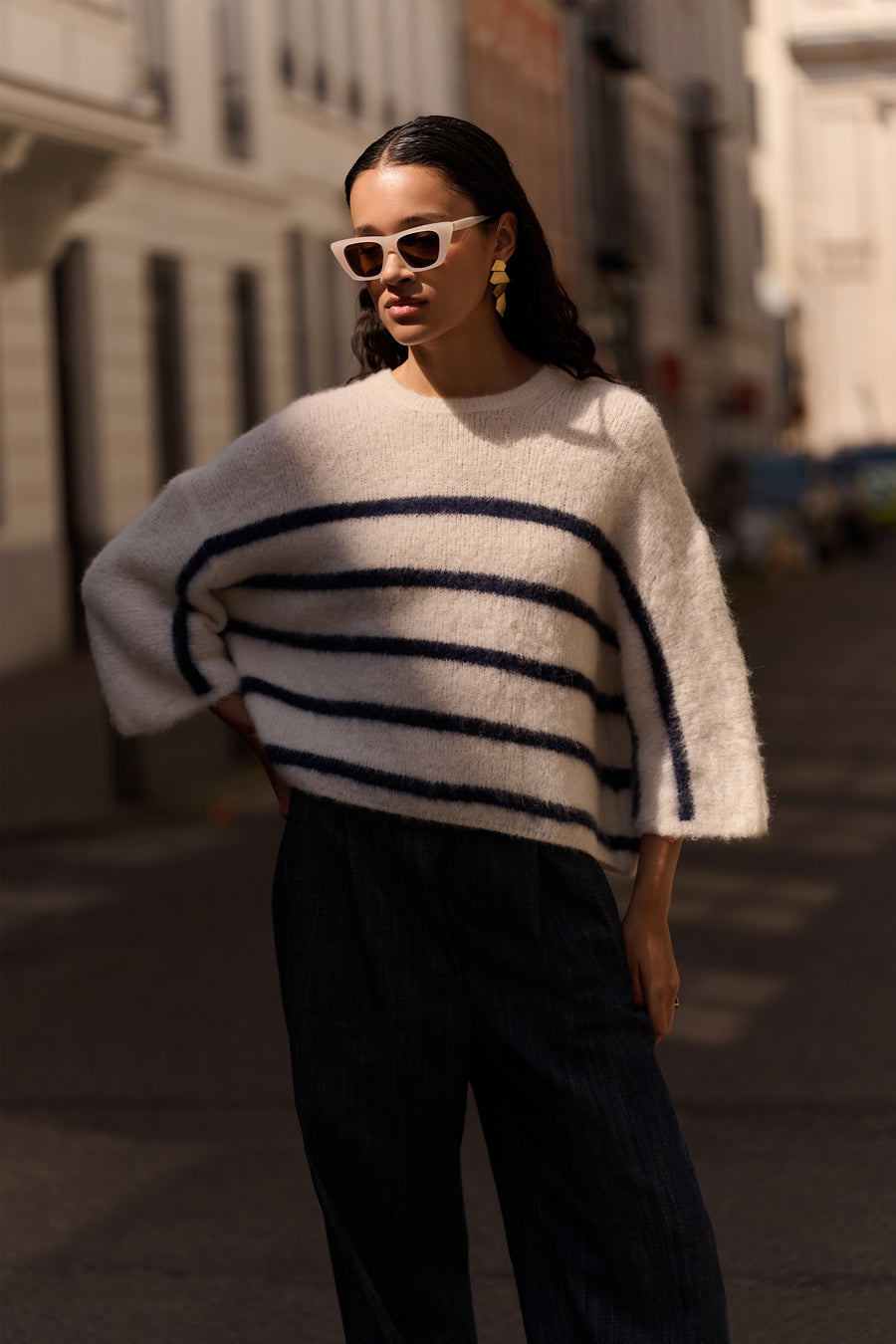 fleur stripe pullover - marine stripe, vleermuis mouw, losvallende pasvorm, wolblend - by-bar - sfeerbeeld