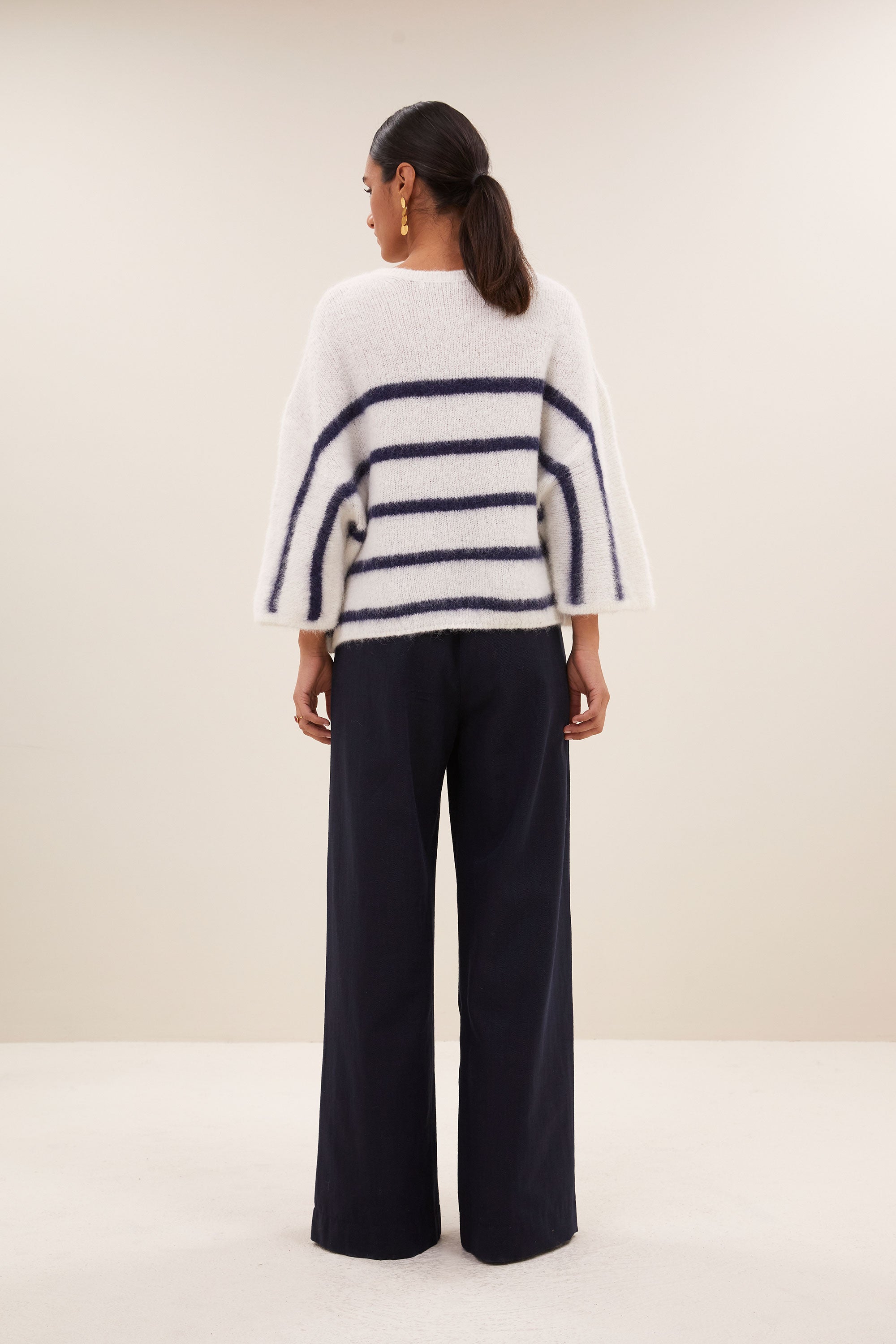 fleur stripe pullover - marine stripe, vleermuis mouw, losvallende pasvorm, wolblend - by-bar - achteraanzicht