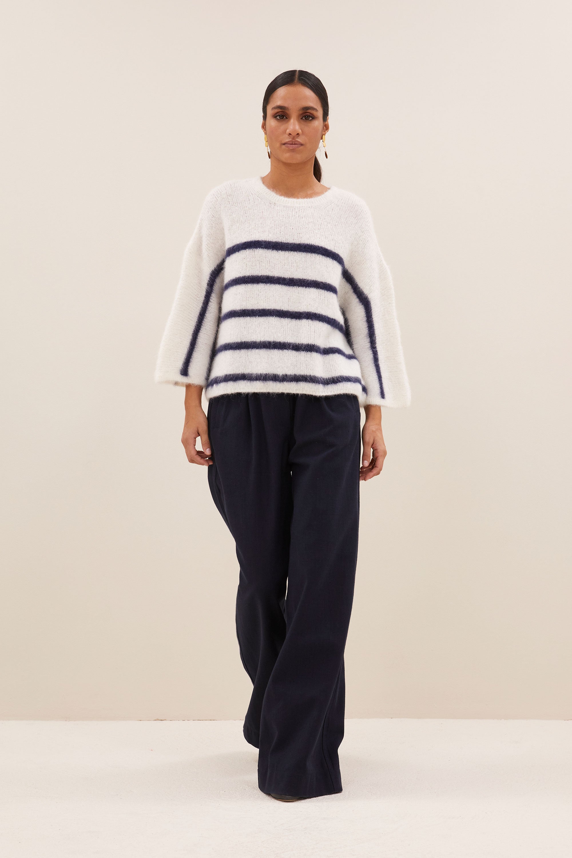 fleur stripe pullover - marine stripe, vleermuis mouw, losvallende pasvorm, wolblend - by-bar - loop shot