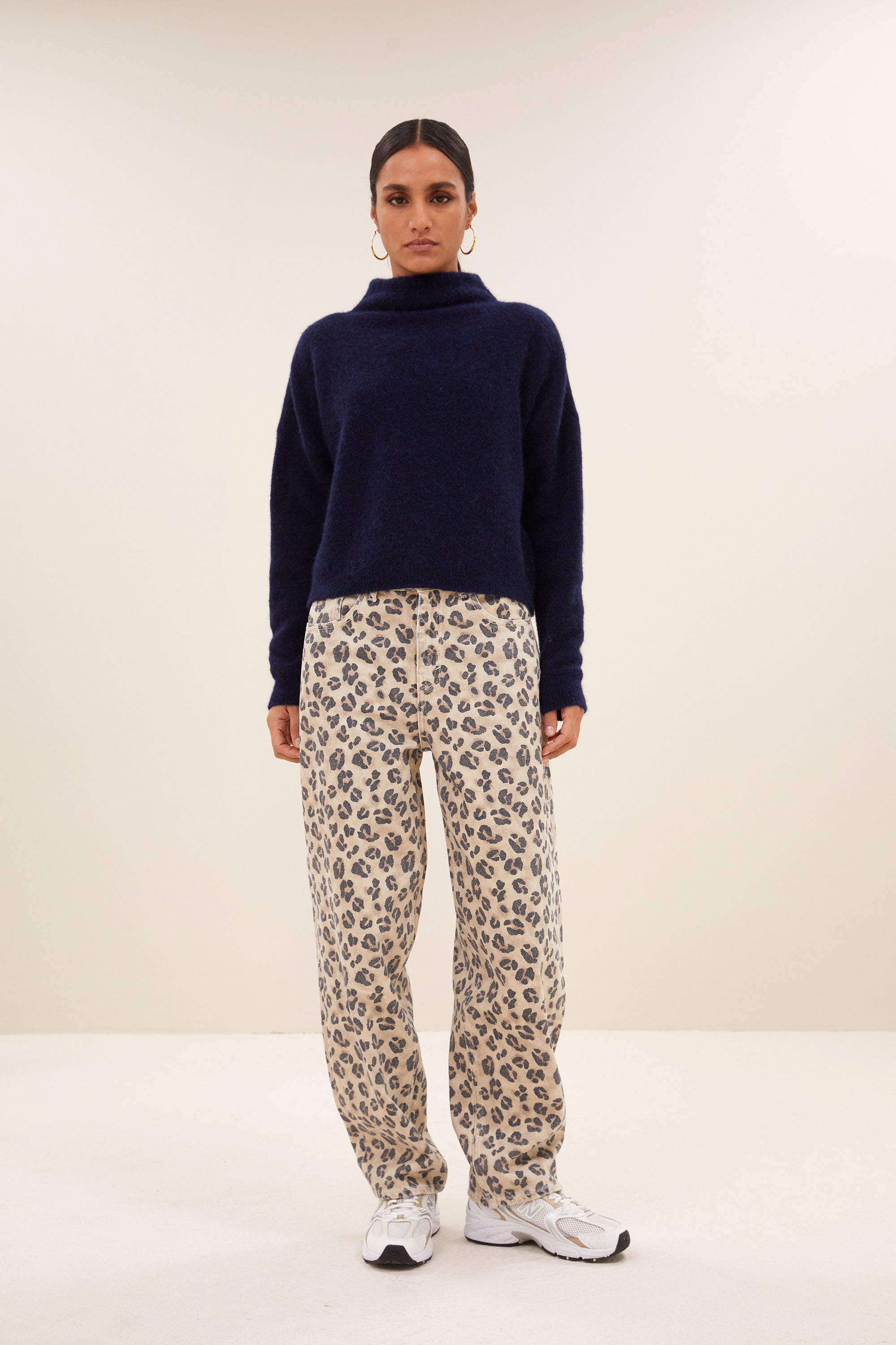 vinn pullover - midnight, verlaagde schoudernaden, opstaande kraag, wolblend - by-bar - sfeerbeeld