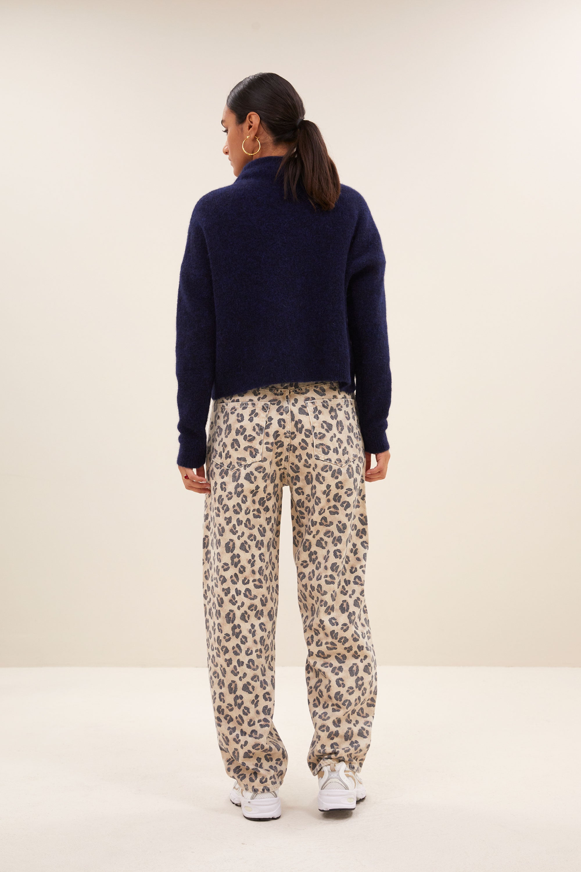 vinn pullover - midnight, verlaagde schoudernaden, opstaande kraag, wolblend - by-bar - vooraanzicht