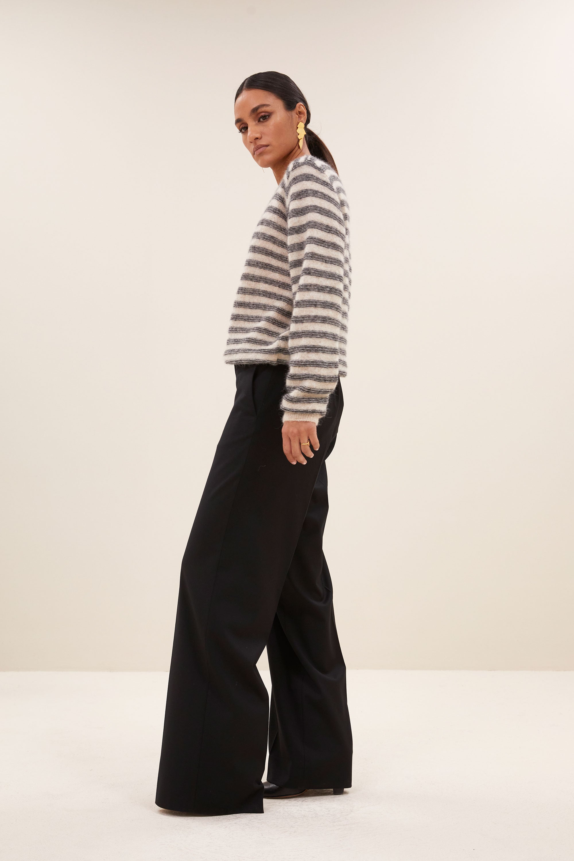 spila stripe pullover - sand mill stripe, alpacamix kwaliteit, must-have essential, normale pasvorm - by-bar - zijaanzicht