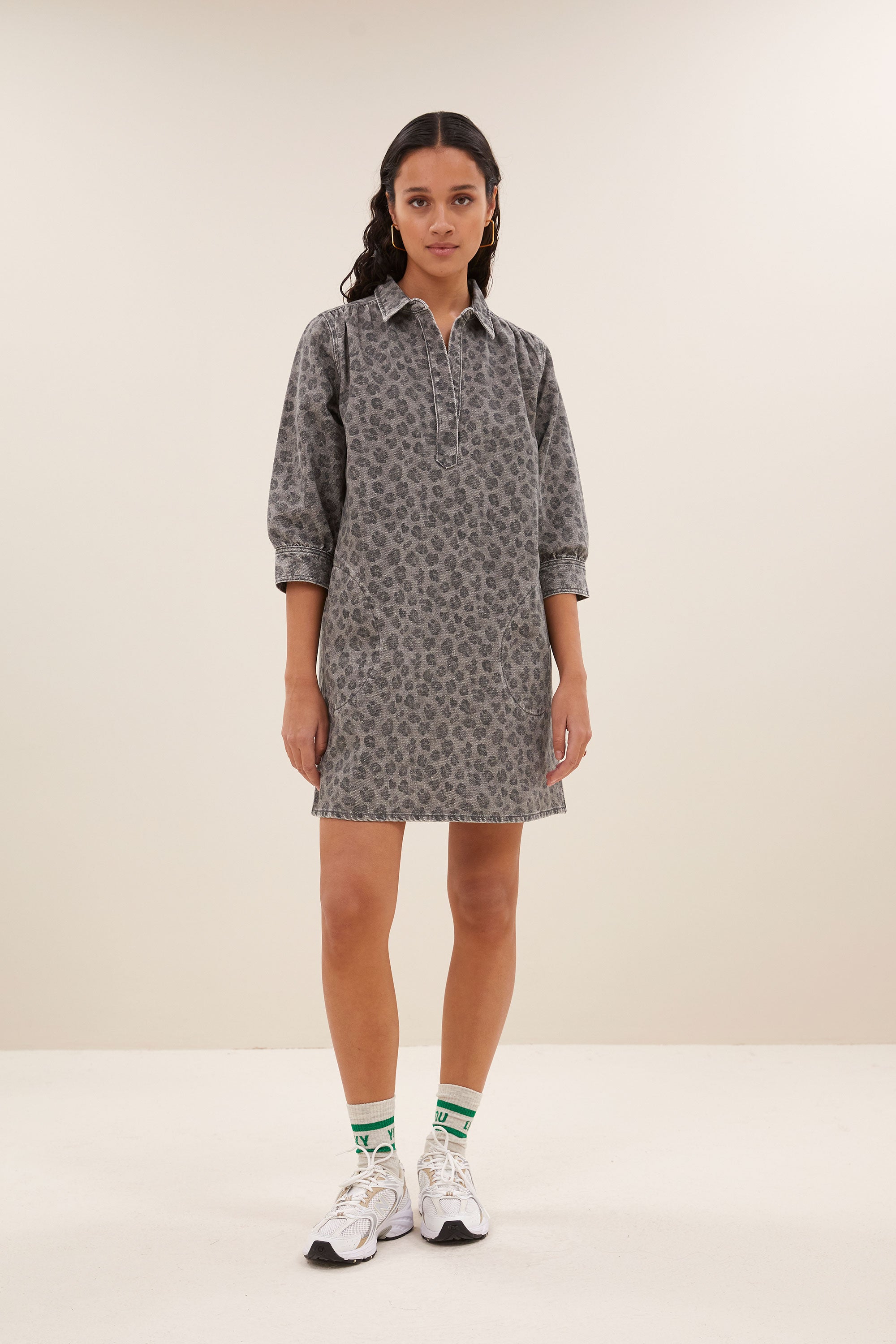 flynth grey cheetah dress - grey cheetah, verborgen druksluiting, mini jurk, biologisch katoen - by-bar - aanvullende foto