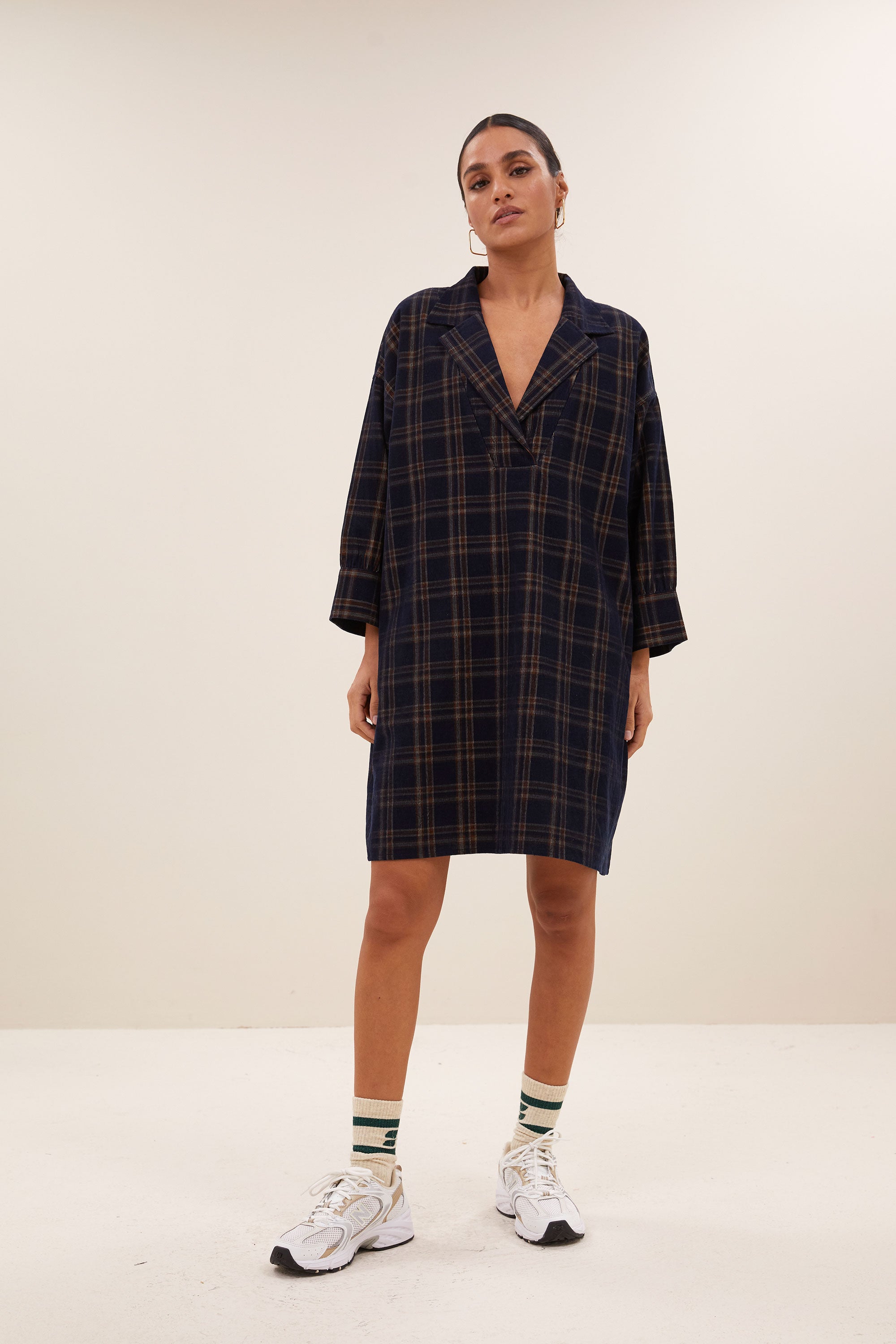 pino check dress - oak check, katoen kwaliteit, verlaagde schoudernaden, verborgen steekzakken - by-bar - sfeerbeeld