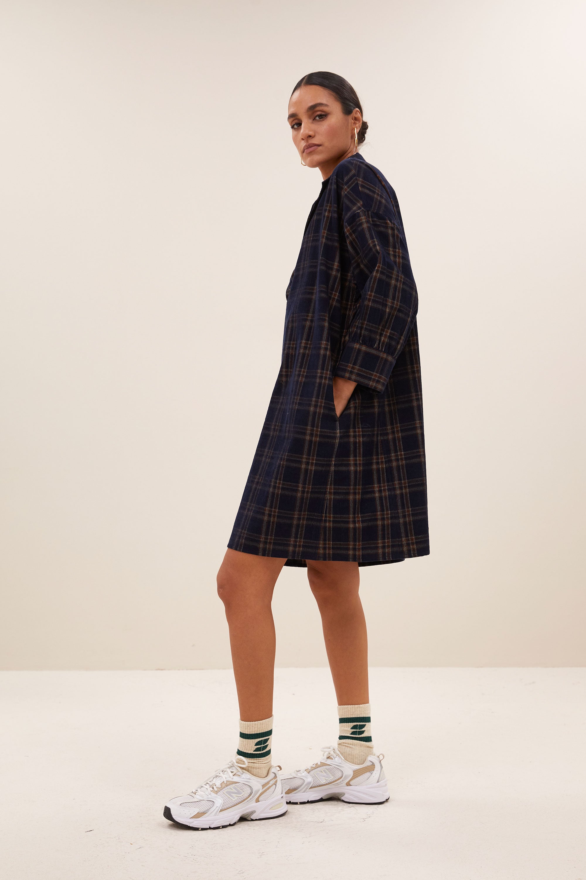 pino check dress - oak check, katoen kwaliteit, verlaagde schoudernaden, verborgen steekzakken - by-bar - aanvullende foto