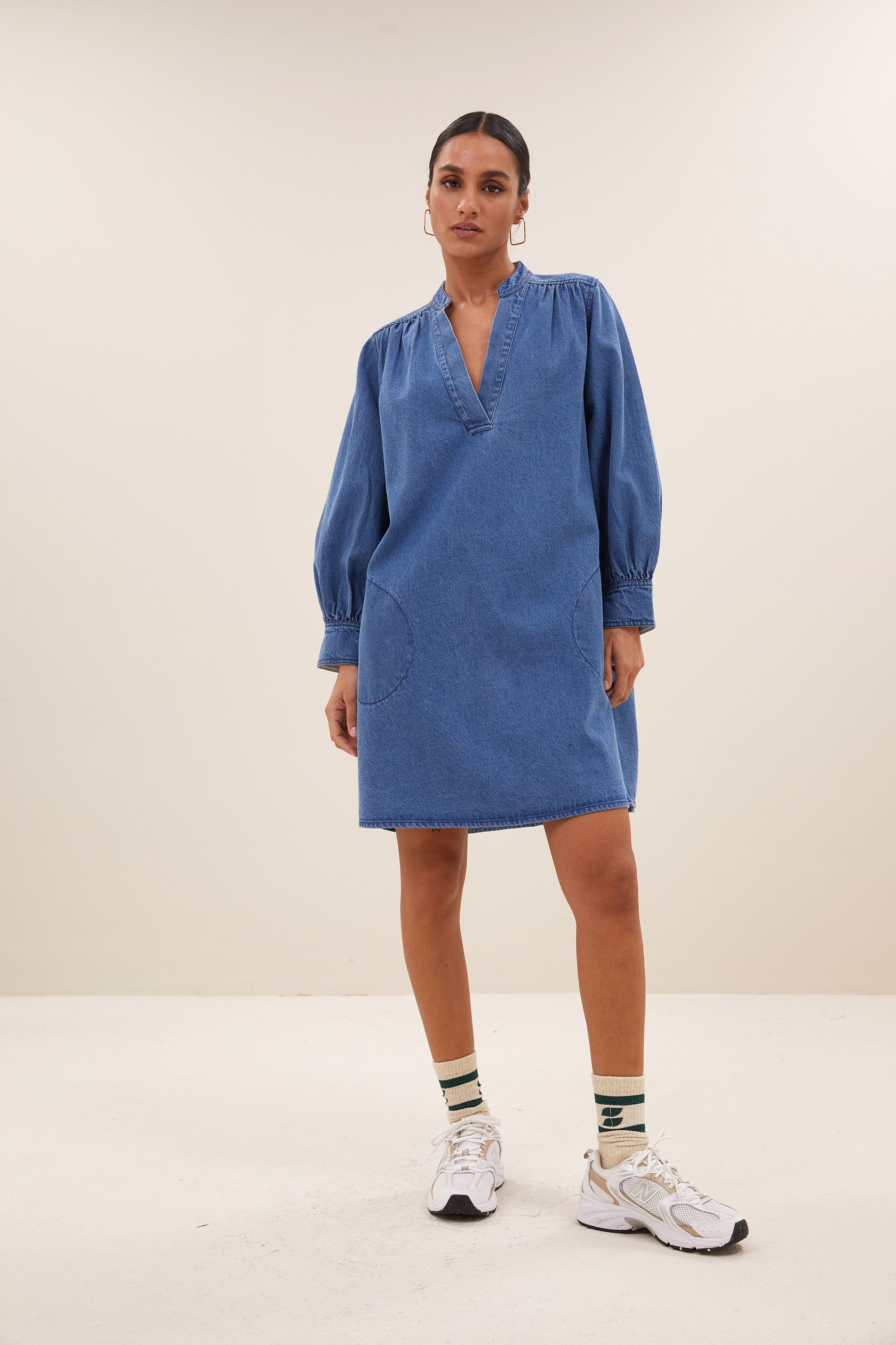 jina denim dress - medium denim, volumnieuze mouwen, soepel vallende denim stof, verborgen steekzakken - by-bar - vooraanzicht