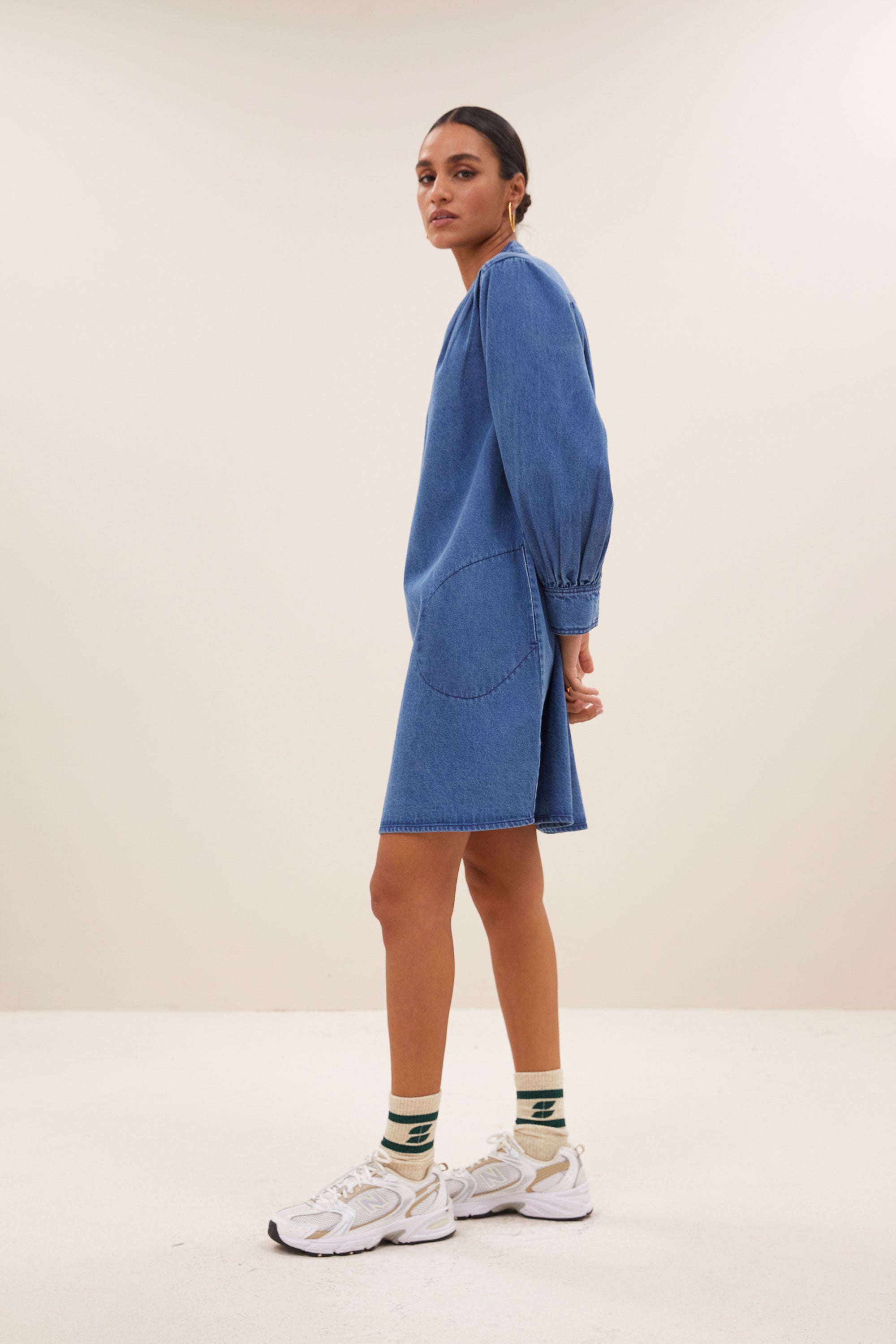 jina denim dress - medium denim, volumnieuze mouwen, soepel vallende denim stof, verborgen steekzakken - by-bar - zijaanzicht