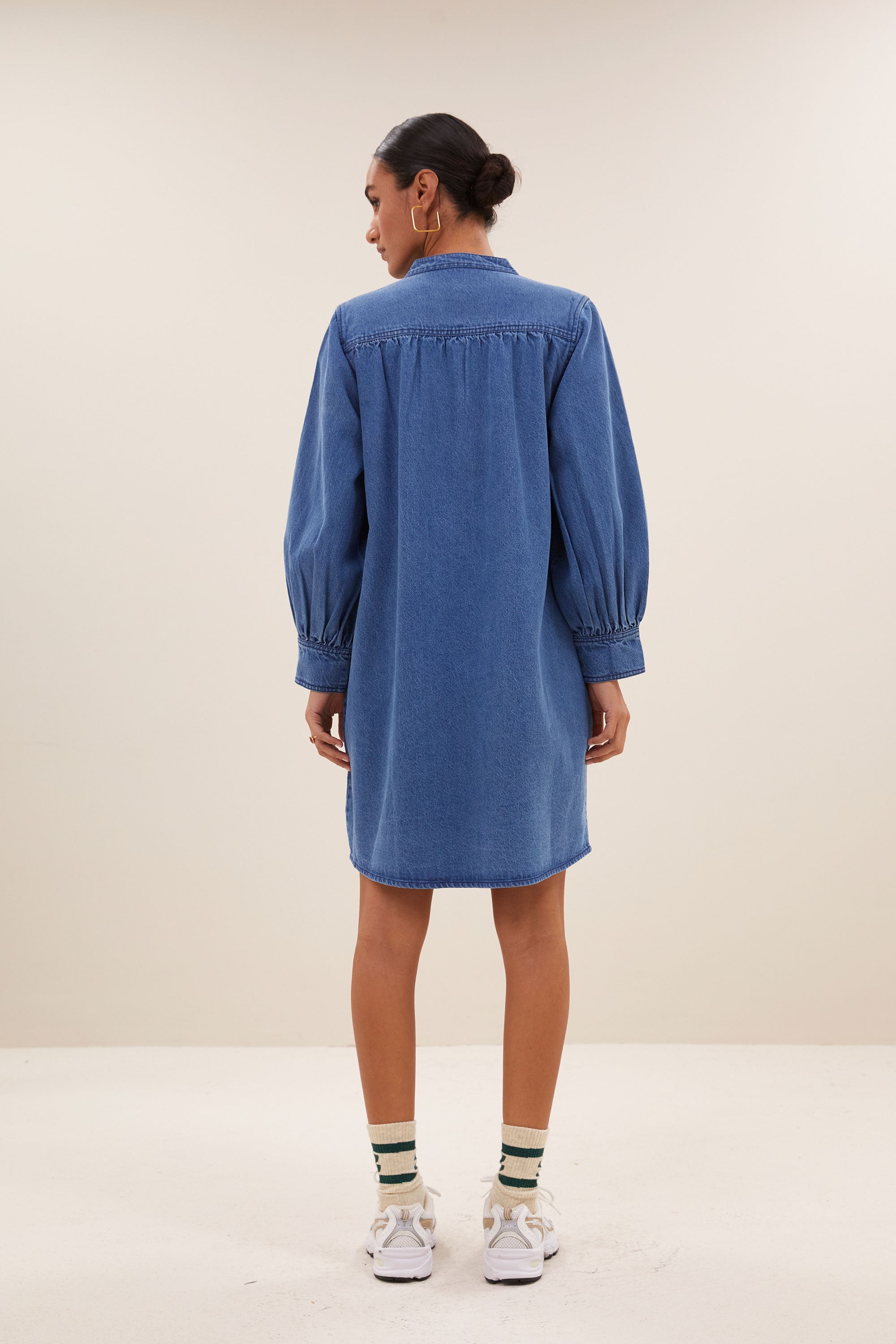 jina denim dress - medium denim, volumnieuze mouwen, soepel vallende denim stof, verborgen steekzakken - by-bar - achteraanzicht