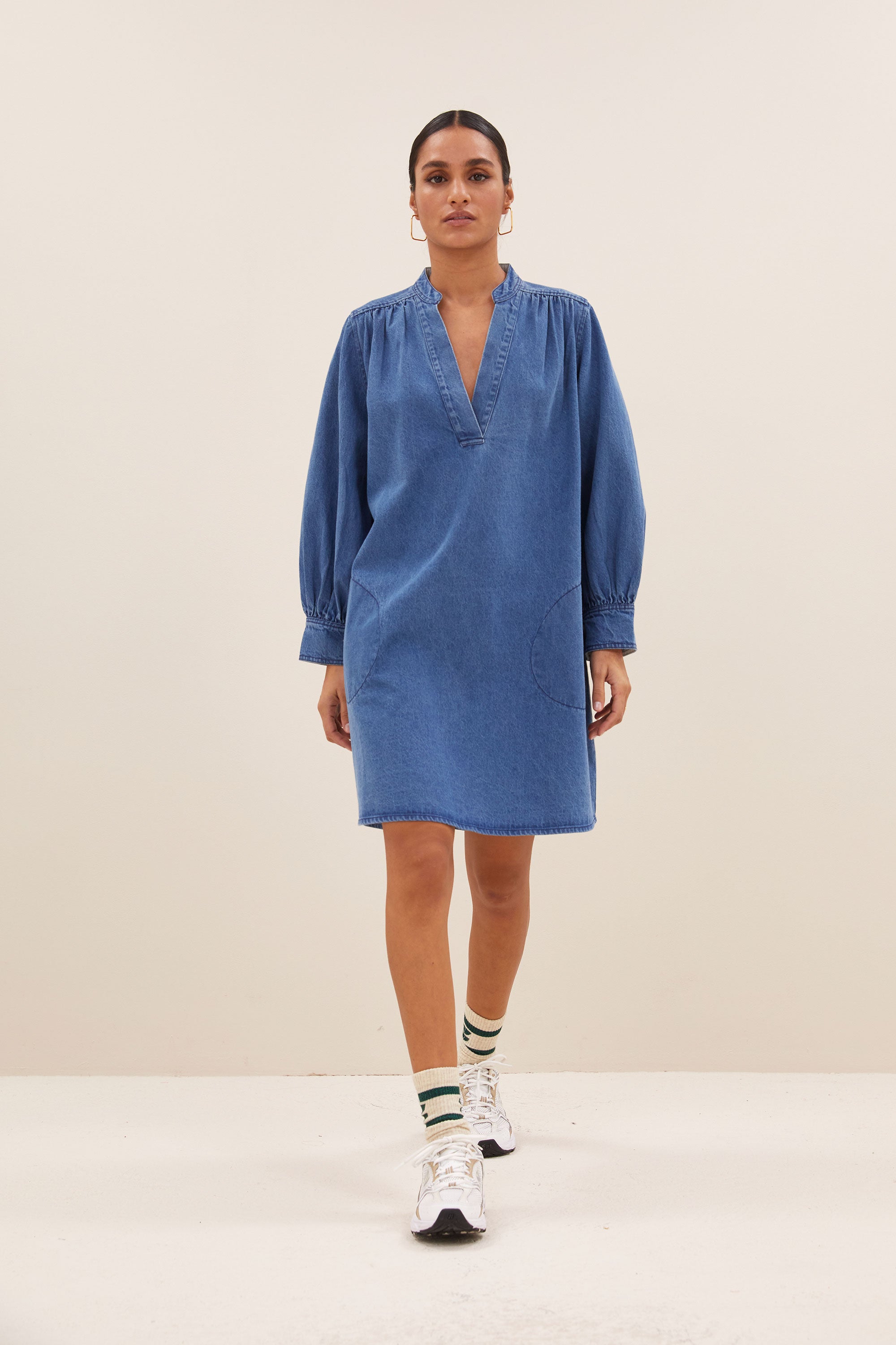 jina denim dress - medium denim, volumnieuze mouwen, soepel vallende denim stof, verborgen steekzakken - by-bar - extra