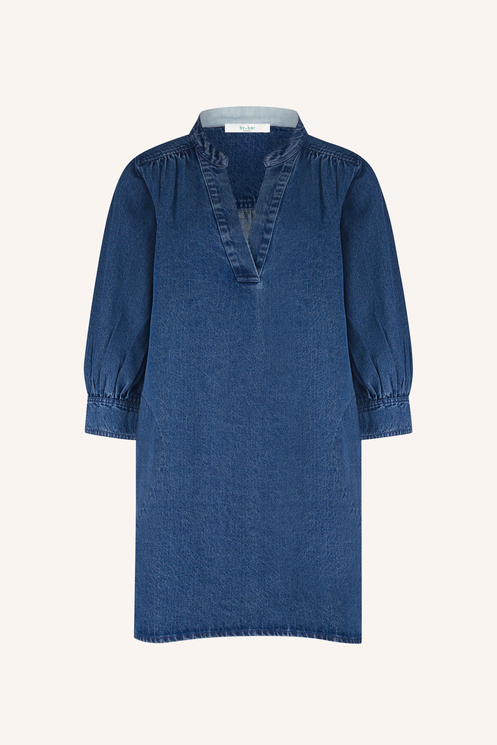 jina denim dress - medium denim, volumnieuze mouwen, soepel vallende denim stof, verborgen steekzakken - by-bar - productfoto