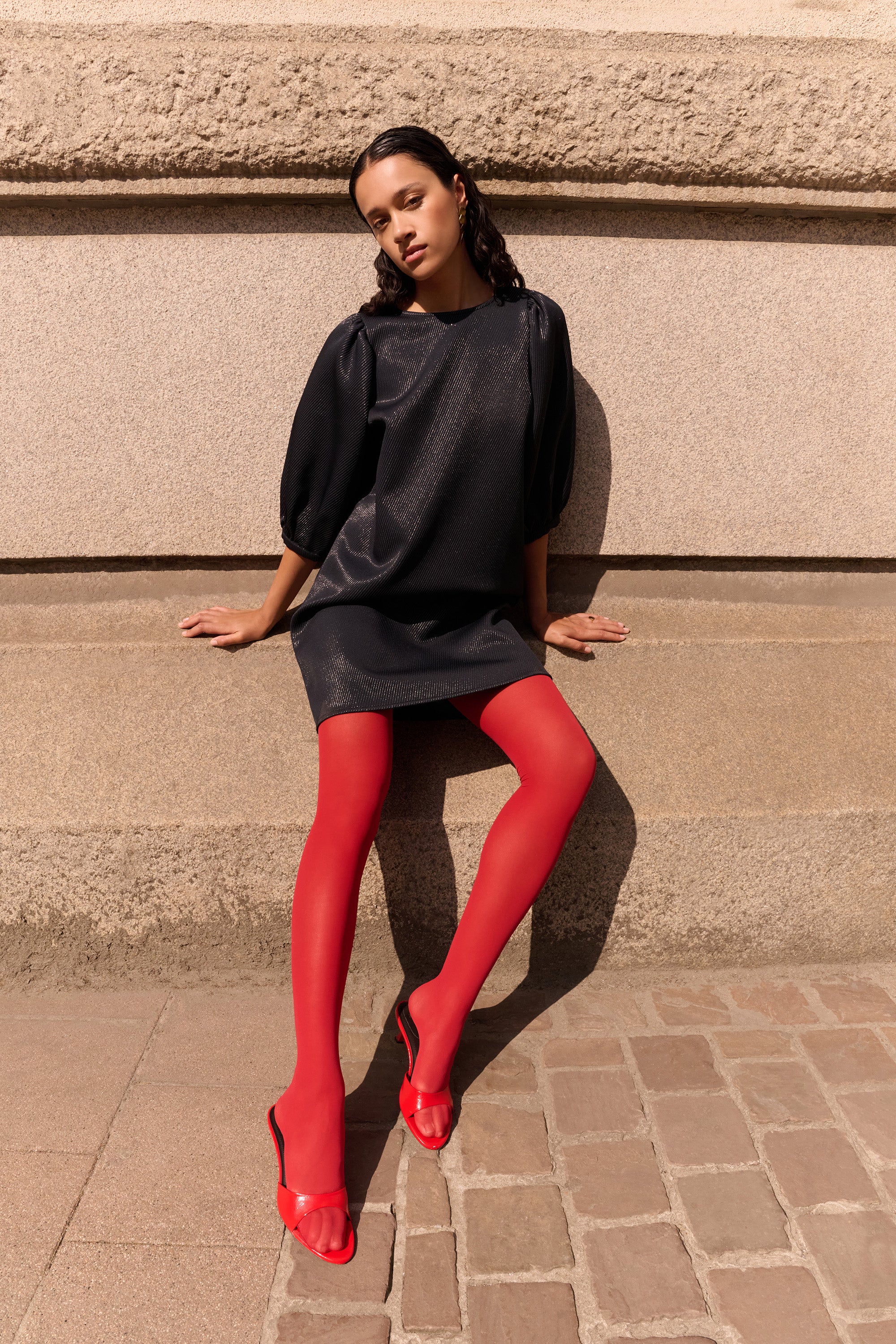 gigi gloss dress - midnight, volumnieuze mouwen, elastieken band, ritssluiting - by-bar - sfeerbeeld