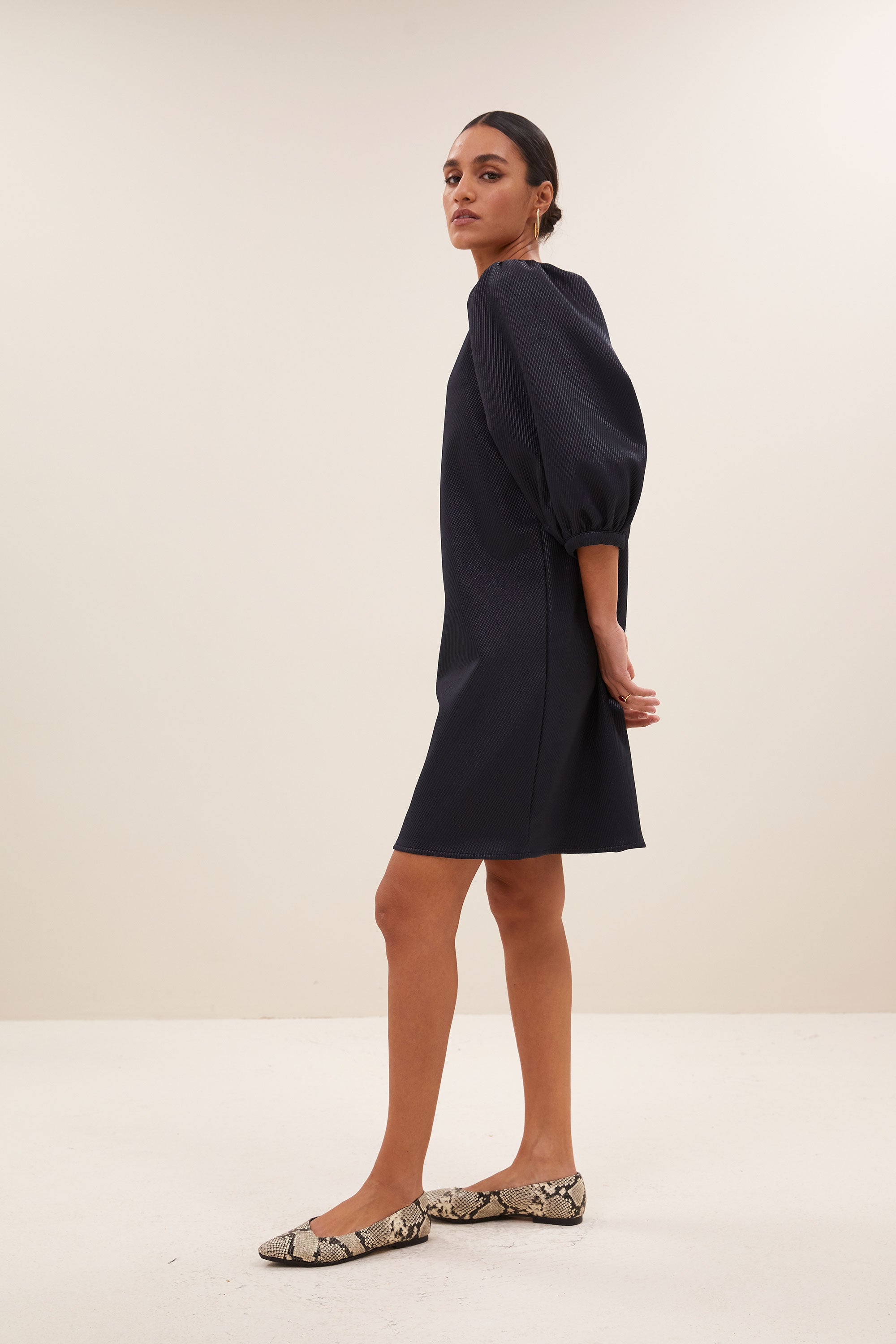 gigi gloss dress - midnight, volumnieuze mouwen, elastieken band, ritssluiting - by-bar - vooraanzicht