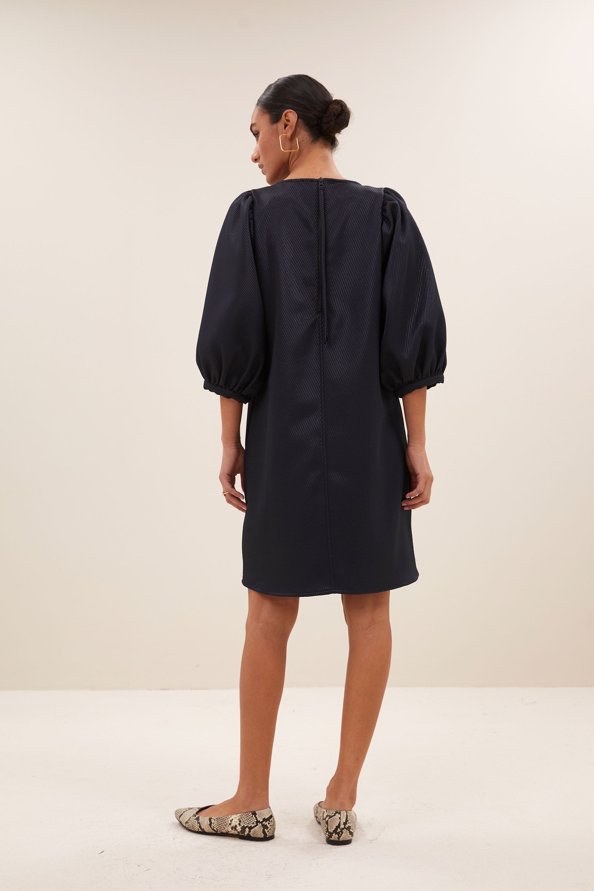 gigi gloss dress - midnight, volumnieuze mouwen, elastieken band, ritssluiting - by-bar - zijaanzicht