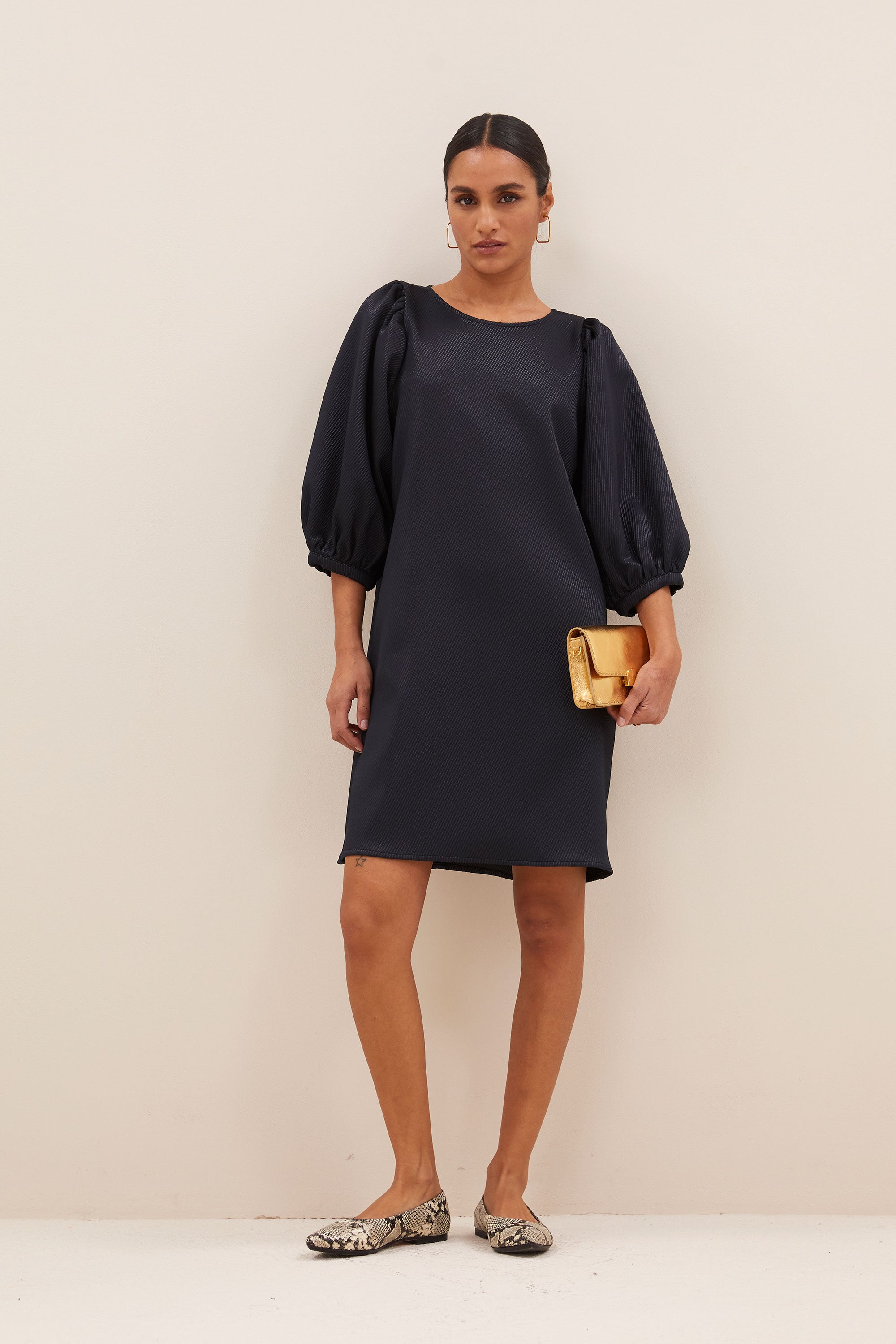 gigi gloss dress - midnight, volumnieuze mouwen, elastieken band, ritssluiting - by-bar - achteraanzicht