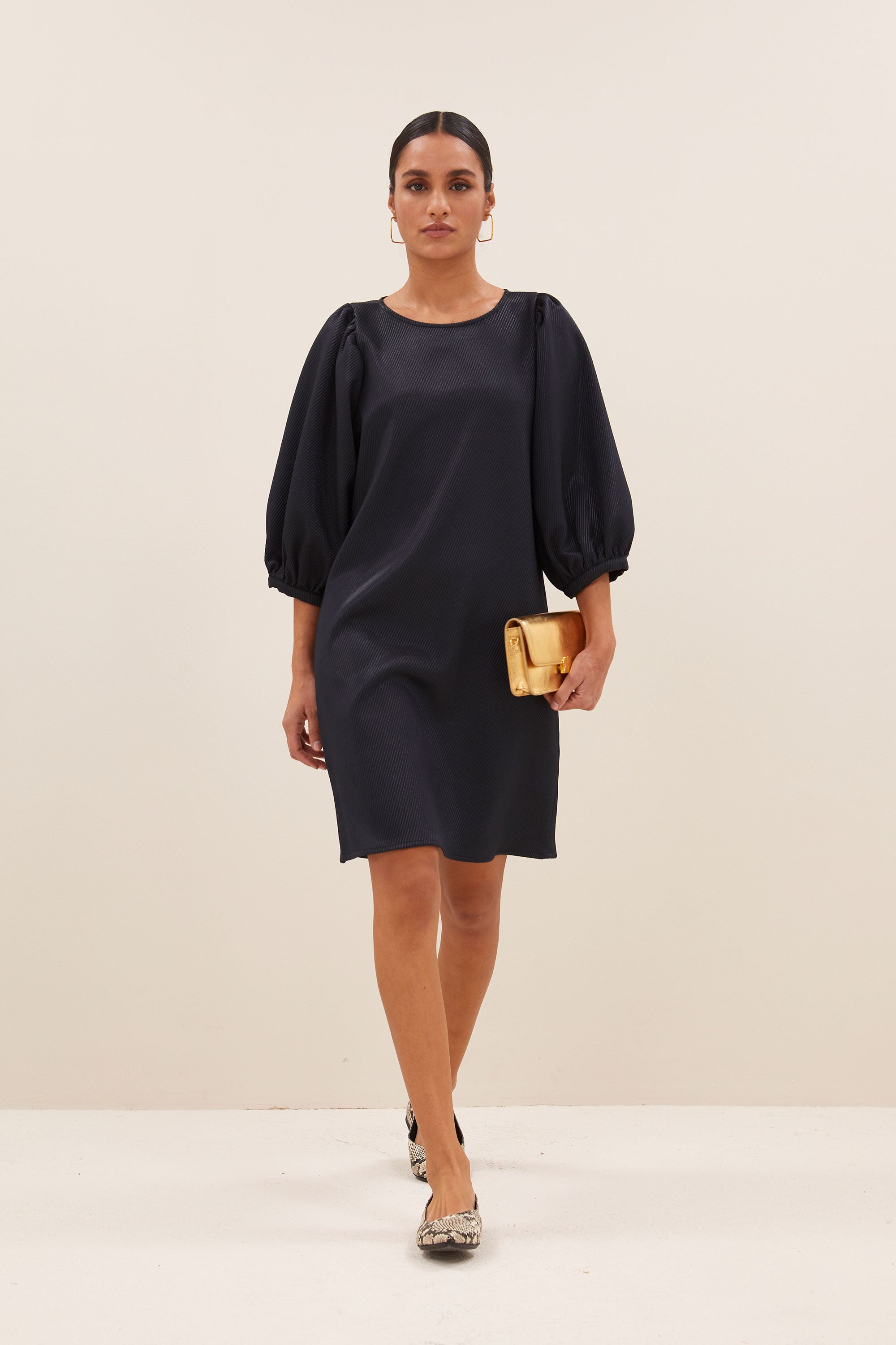 gigi gloss dress - midnight, volumnieuze mouwen, elastieken band, ritssluiting - by-bar - detailfoto