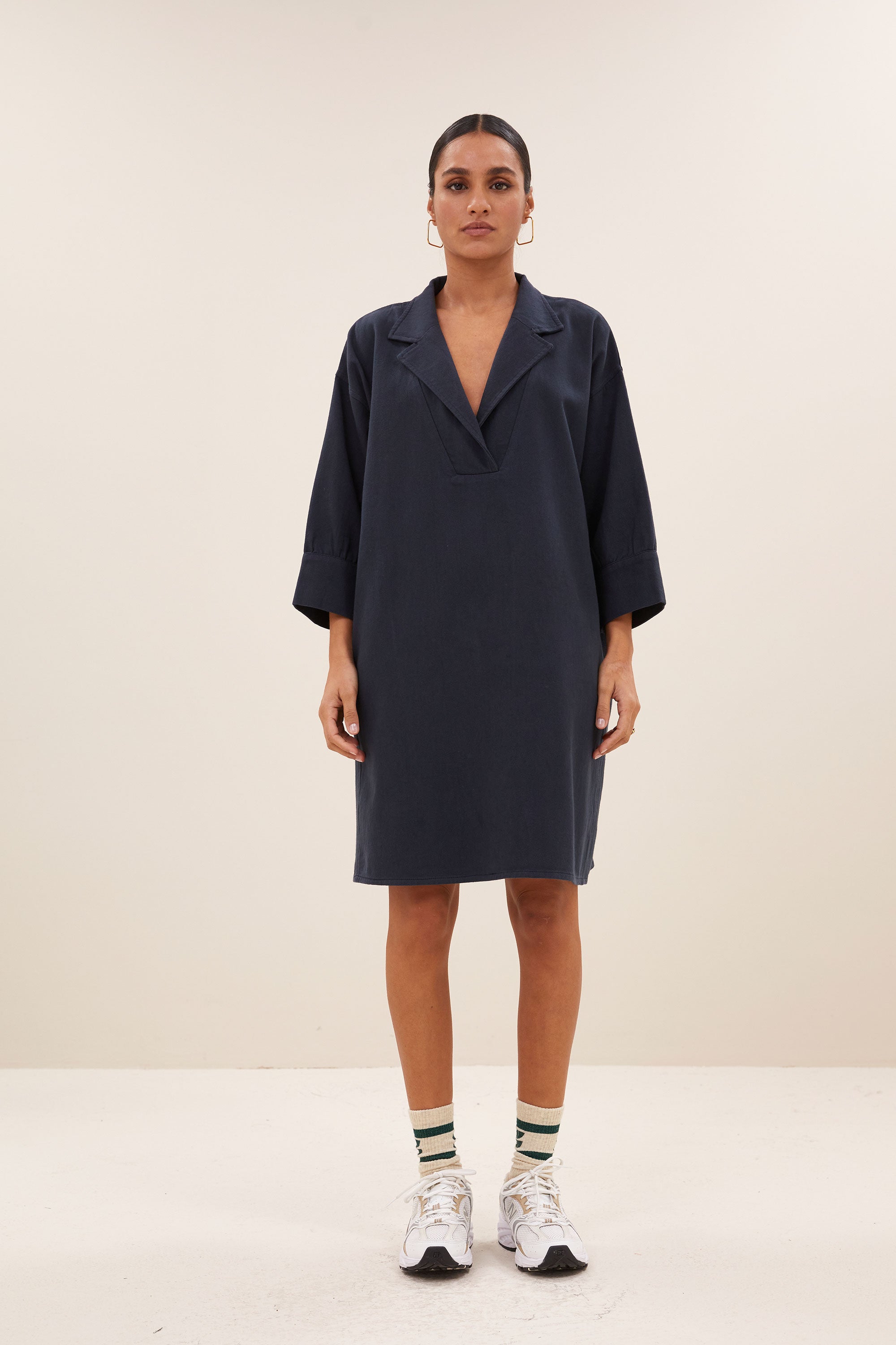 pino twill dress - graphite, a-lijn fit, verborgen steekzakken, midi lengte - by-bar - vooraanzicht