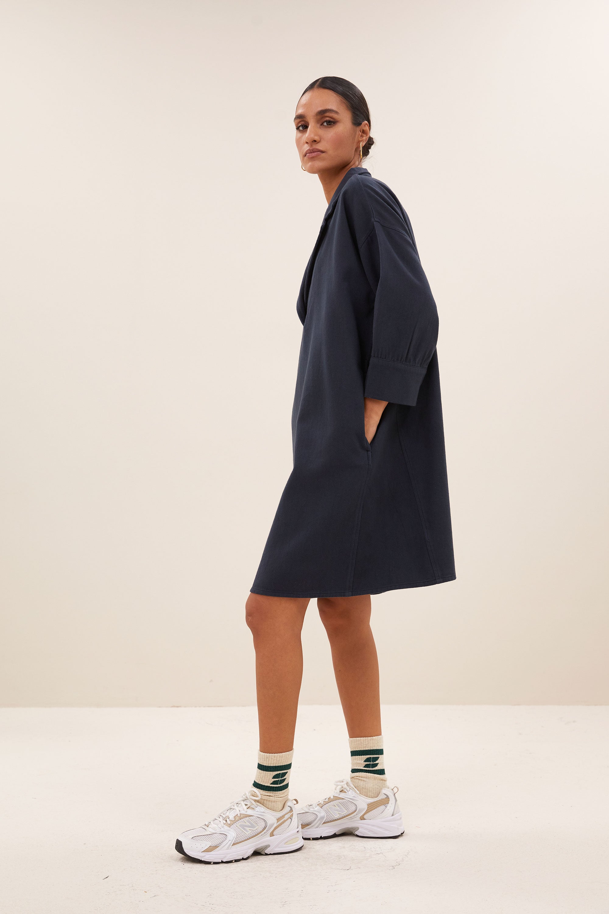 pino twill dress - graphite, a-lijn fit, verborgen steekzakken, midi lengte - by-bar - zijaanzicht