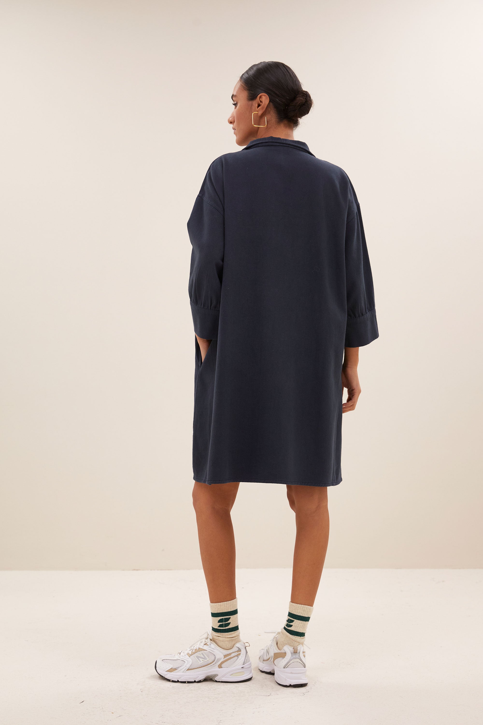 pino twill dress - graphite, a-lijn fit, verborgen steekzakken, midi lengte - by-bar - achteraanzicht