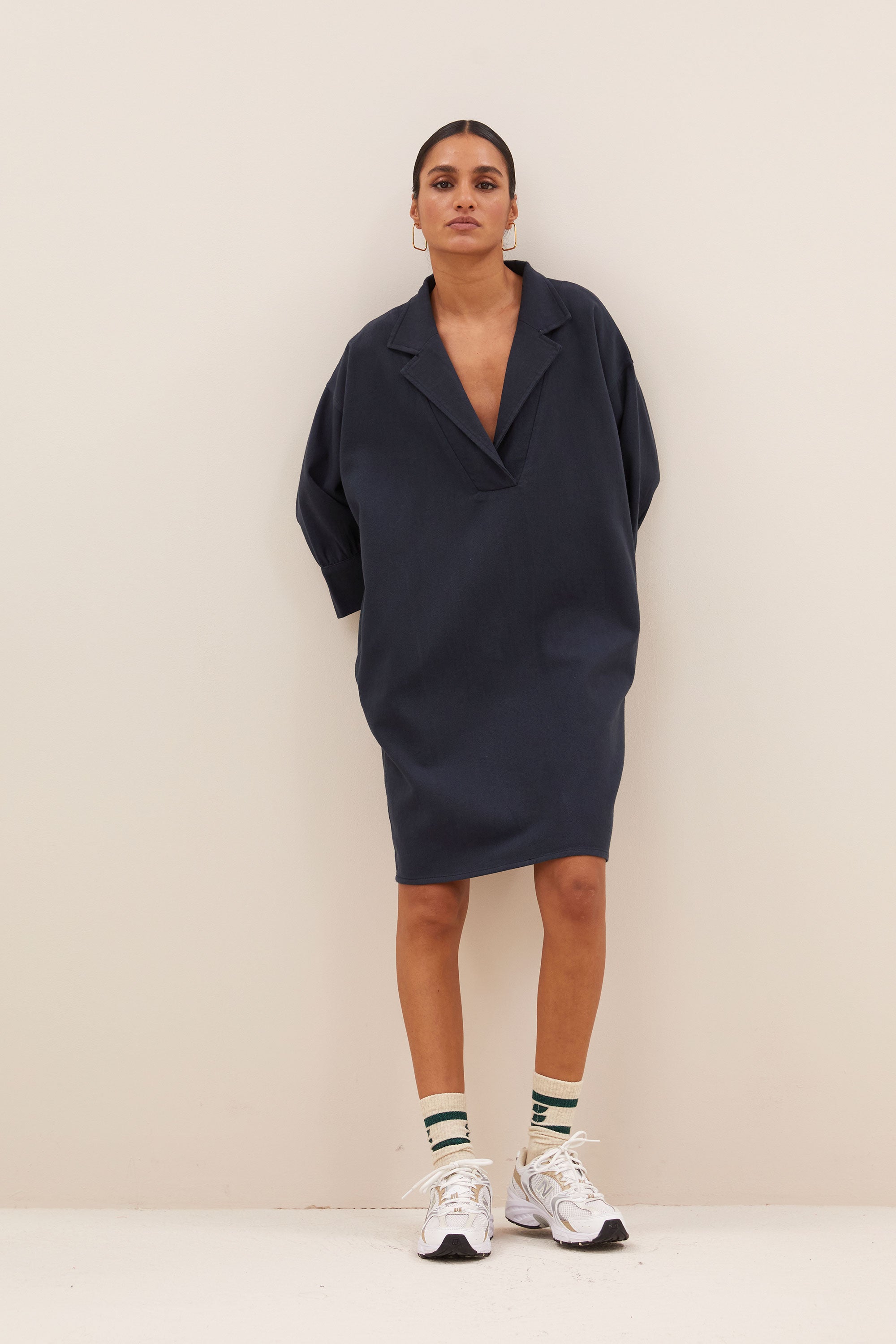 pino twill dress - graphite, a-lijn fit, verborgen steekzakken, midi lengte - by-bar - extra