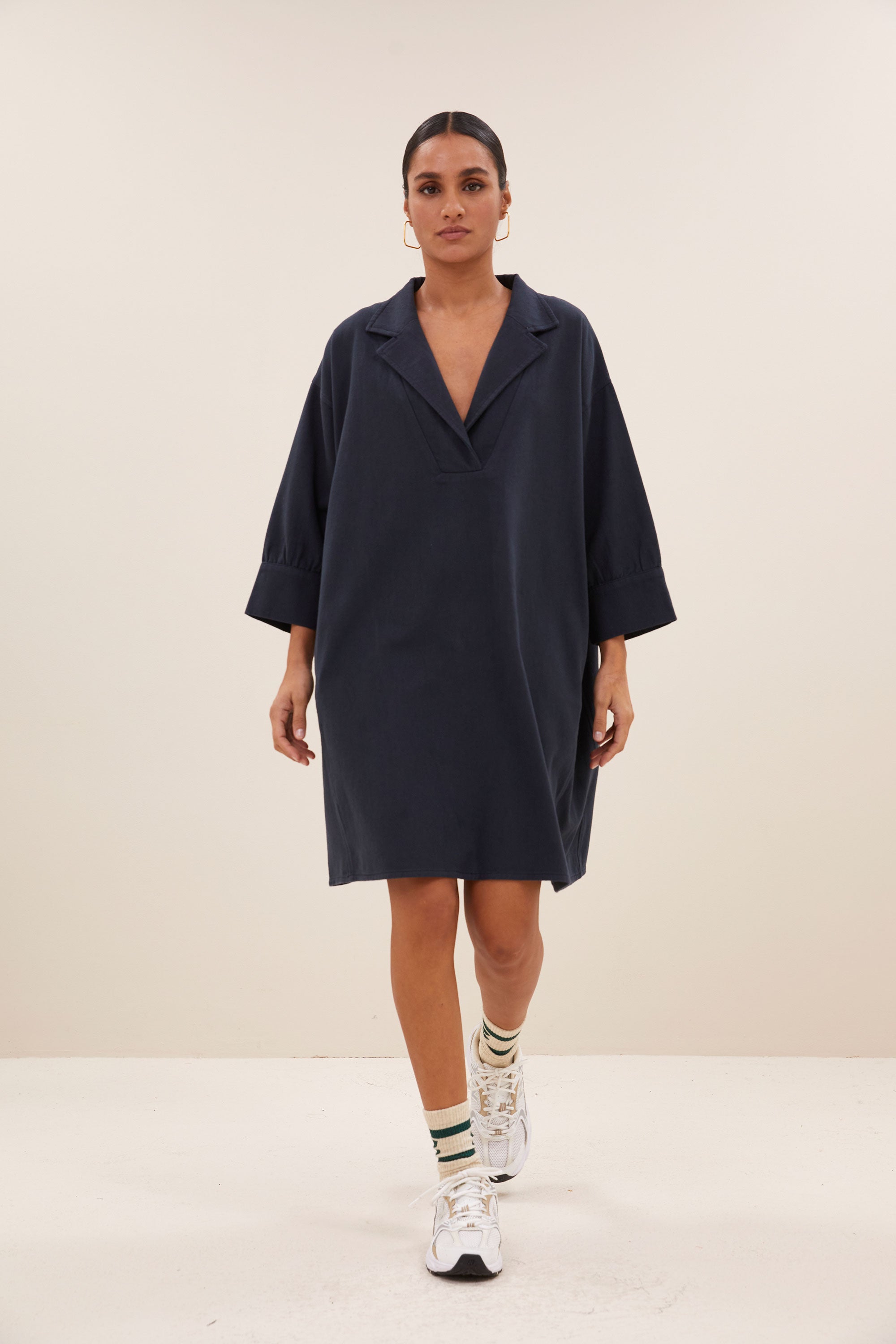 pino twill dress - graphite, a-lijn fit, verborgen steekzakken, midi lengte - by-bar - loop shot