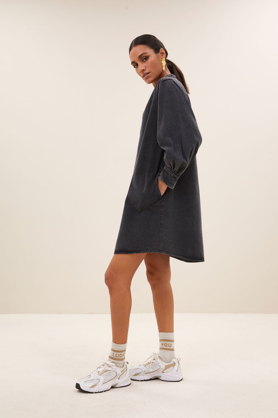 jina twill dress - jet black, volumnieuze mouwen, soepel vallende denim stof, midi lengte - by-bar - zijaanzicht