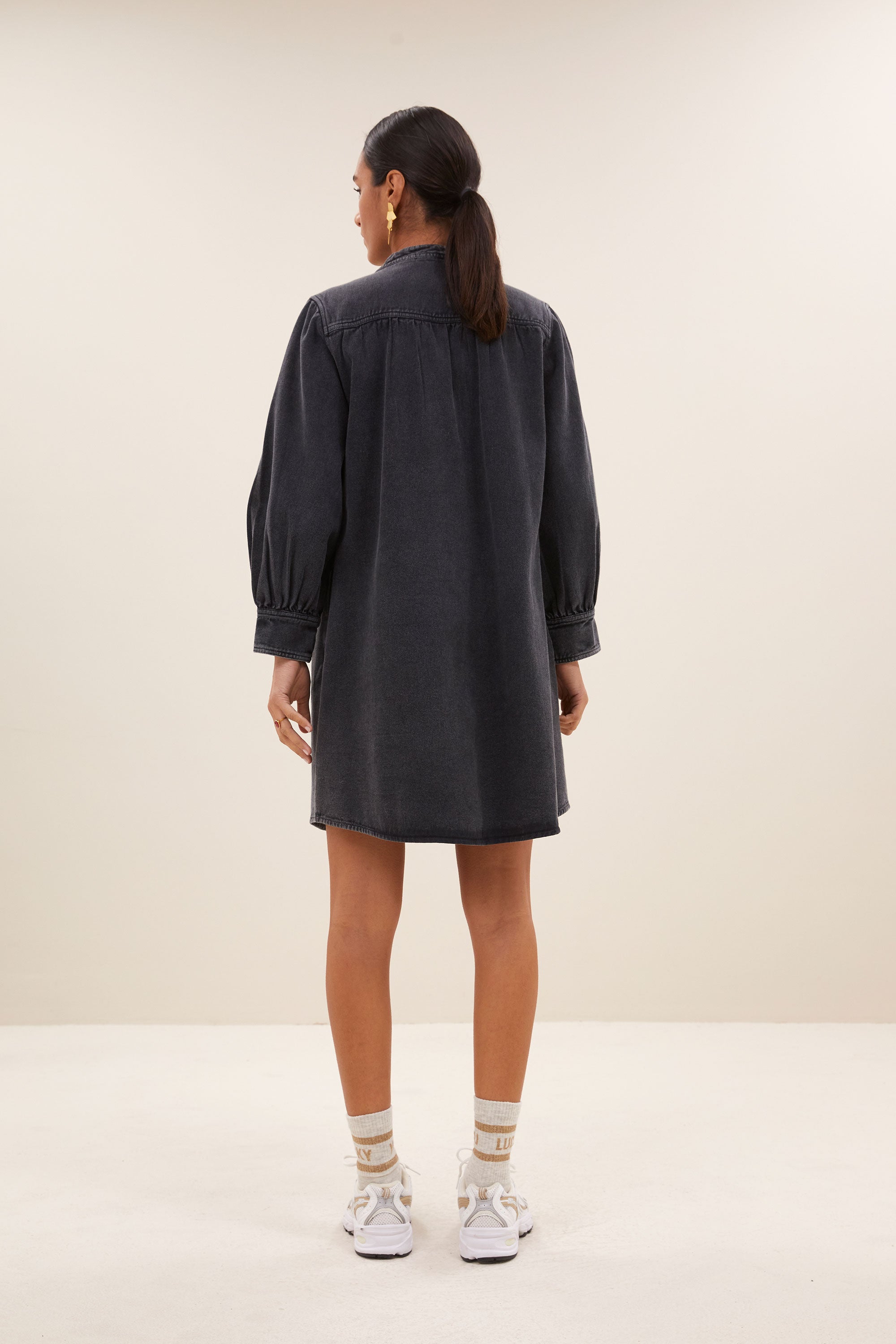 jina twill dress - jet black, volumnieuze mouwen, soepel vallende denim stof, midi lengte - by-bar - achteraanzicht