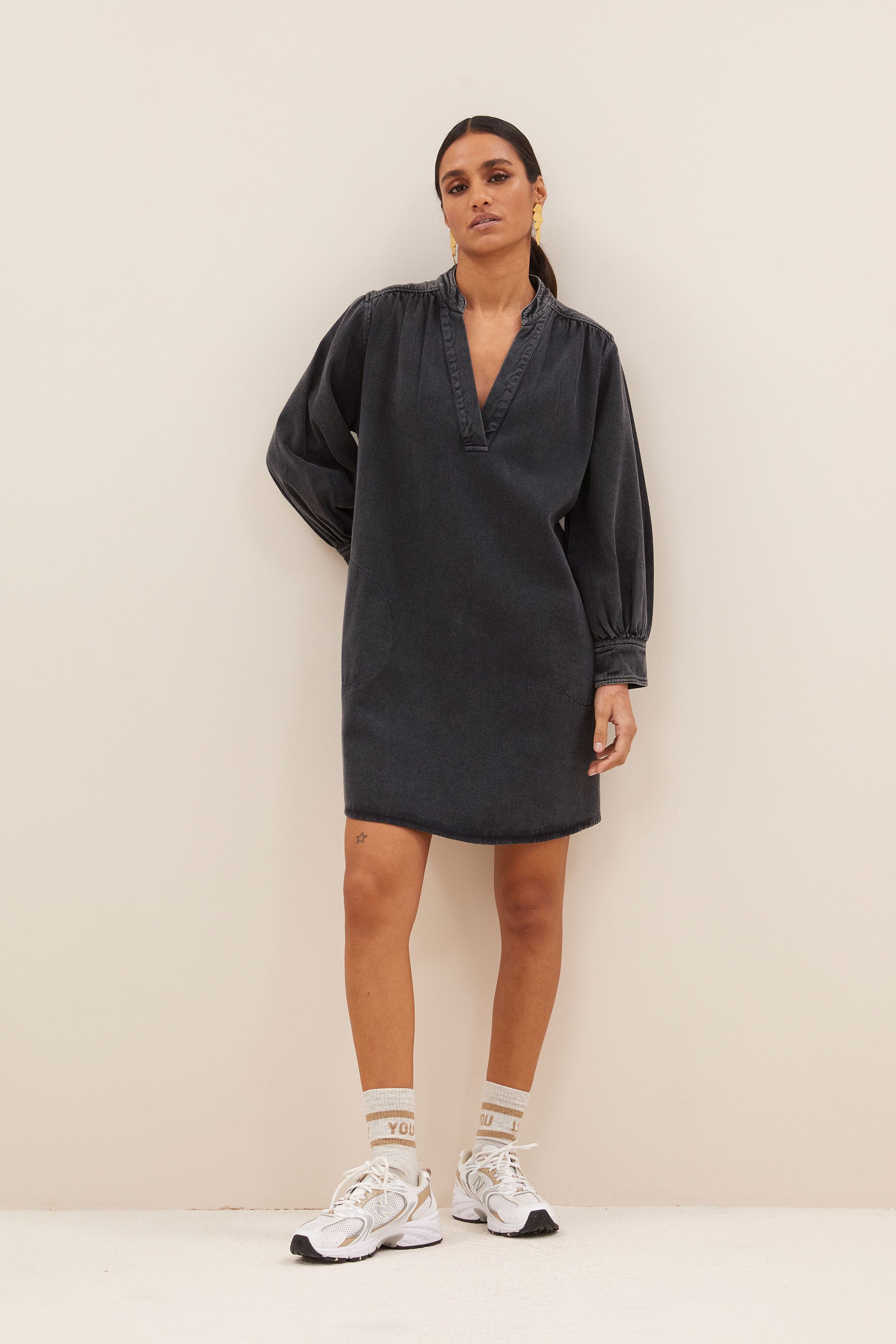 jina twill dress - jet black, volumnieuze mouwen, soepel vallende denim stof, midi lengte - by-bar - extra