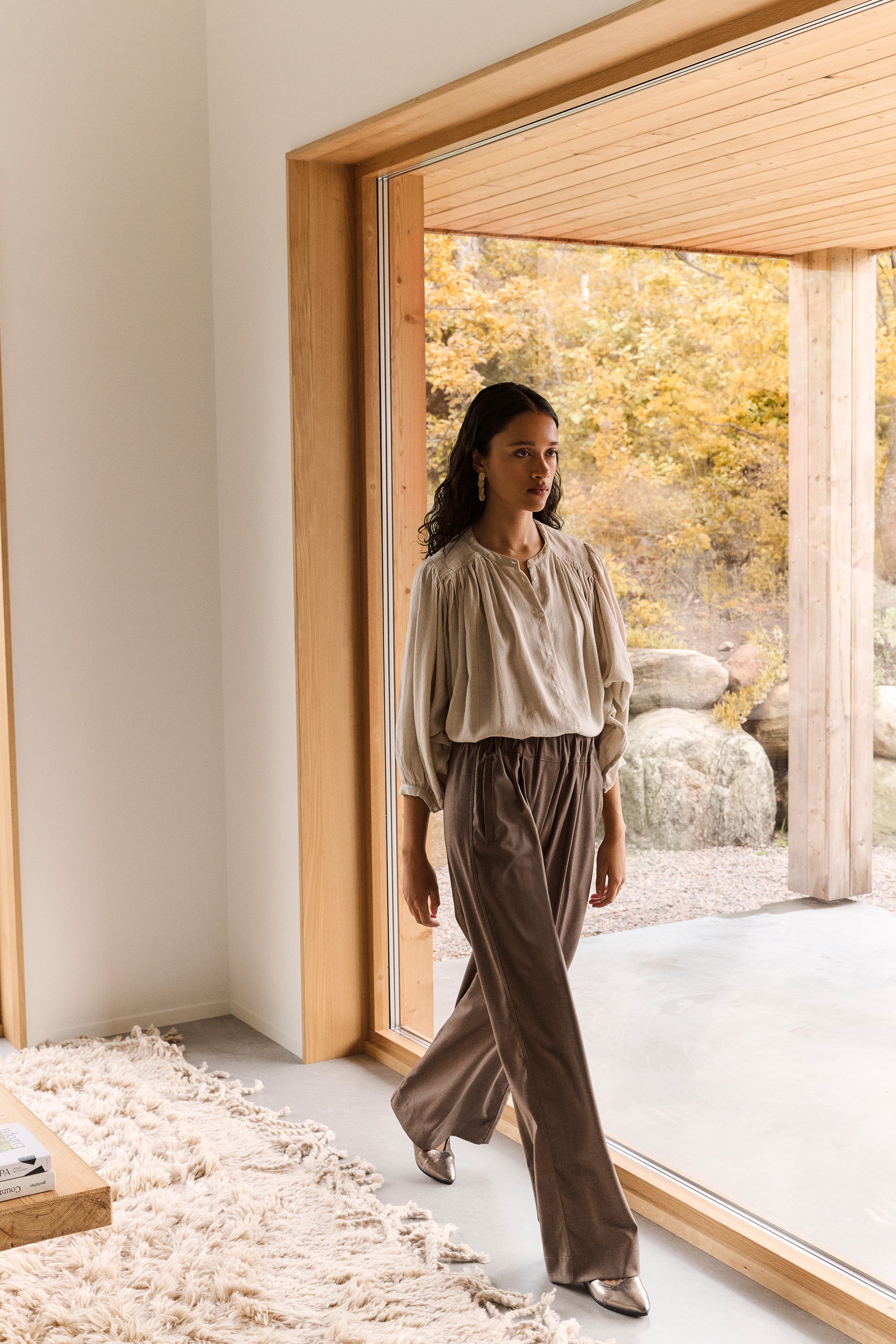 benji melange pants - biscuit melee, elastieken band, losvallende pasvorm, geplooide details - by-bar - aanvullende foto