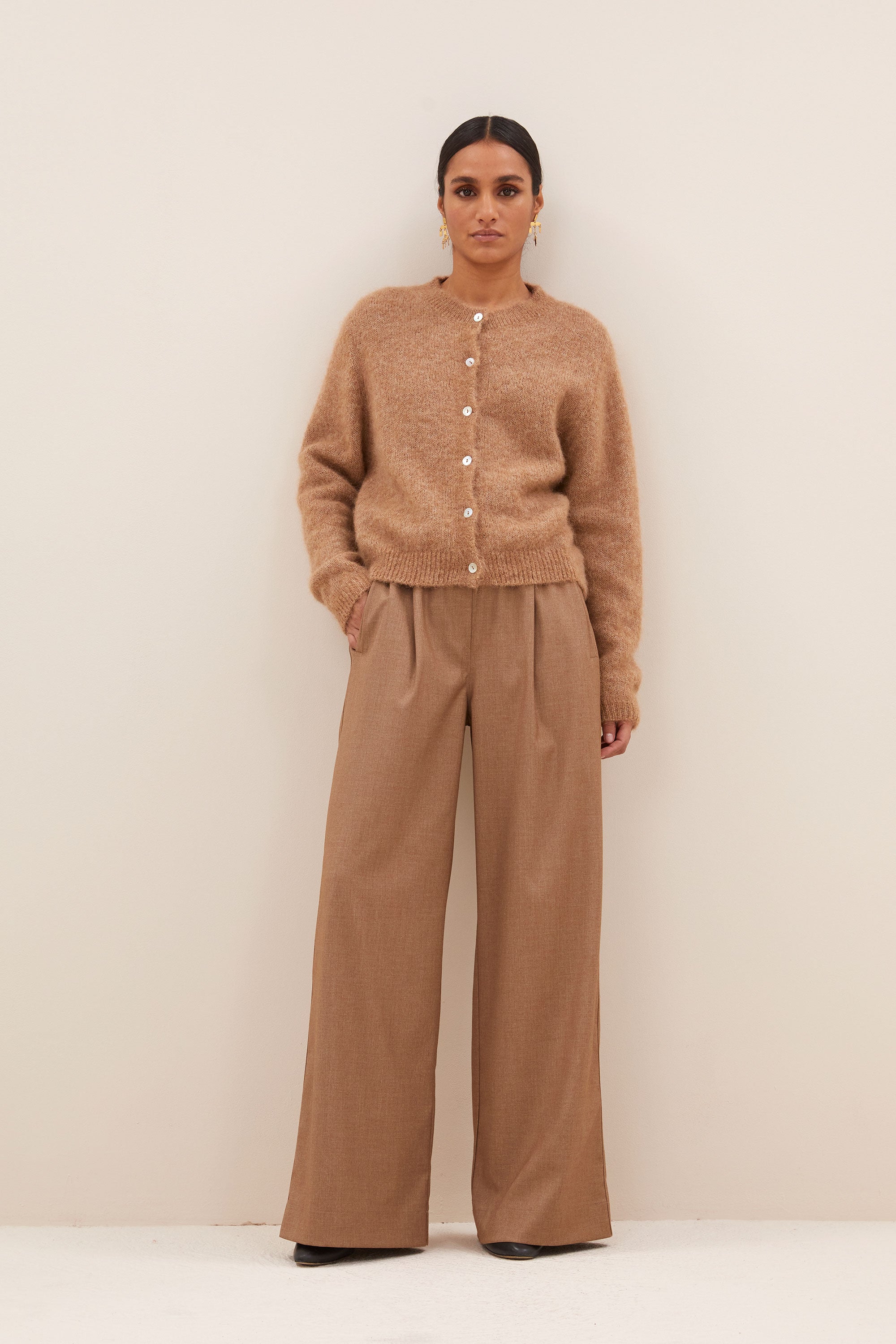 benji melange pants - camel melee, elastieken band, losvallende pasvorm, geplooide details - by-bar - zijaanzicht