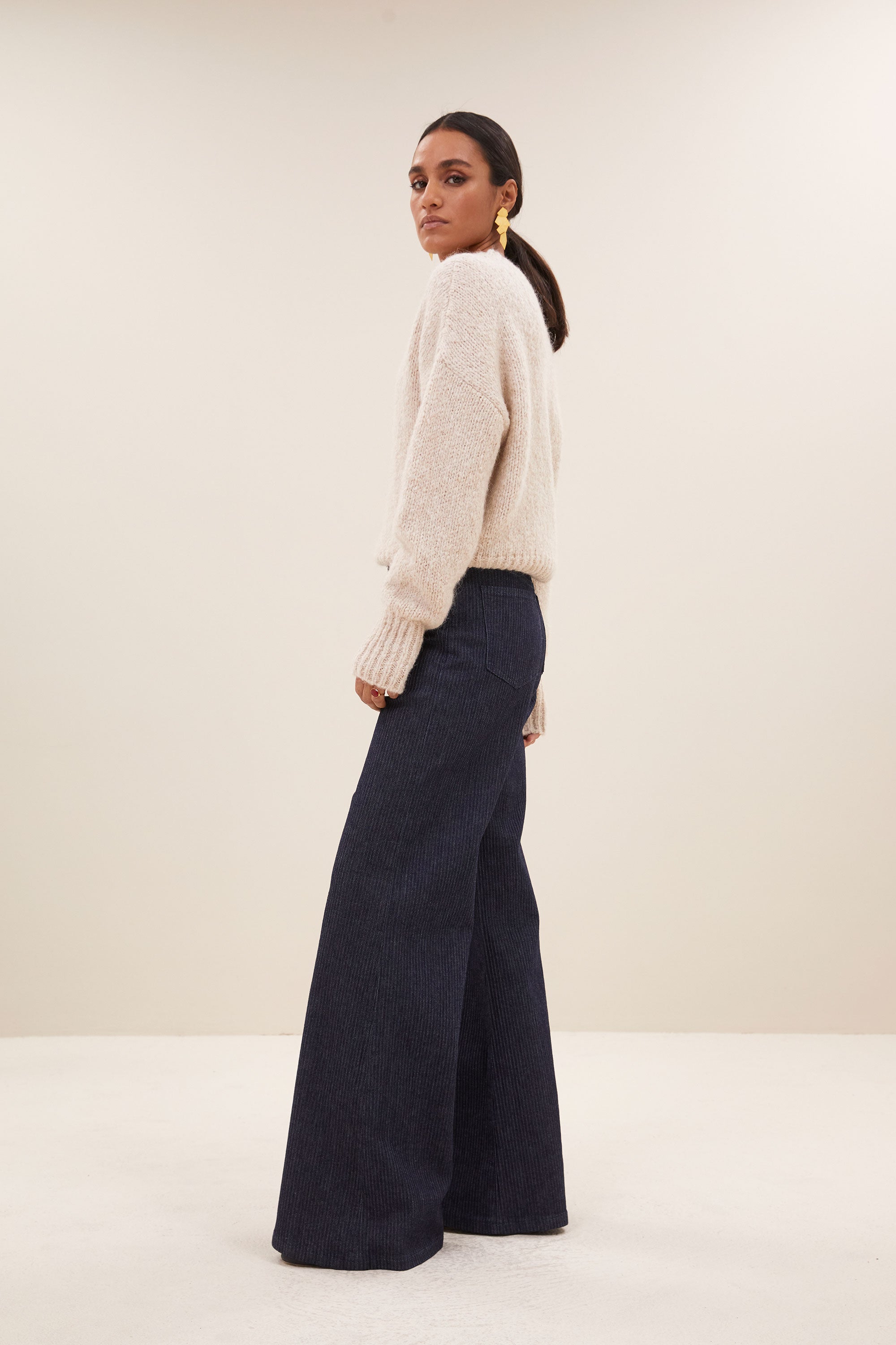 femme nova blue pants - dark denim, wijduitlopende pasvorm, hoge taille, must-have essential - by-bar - aanvullende foto