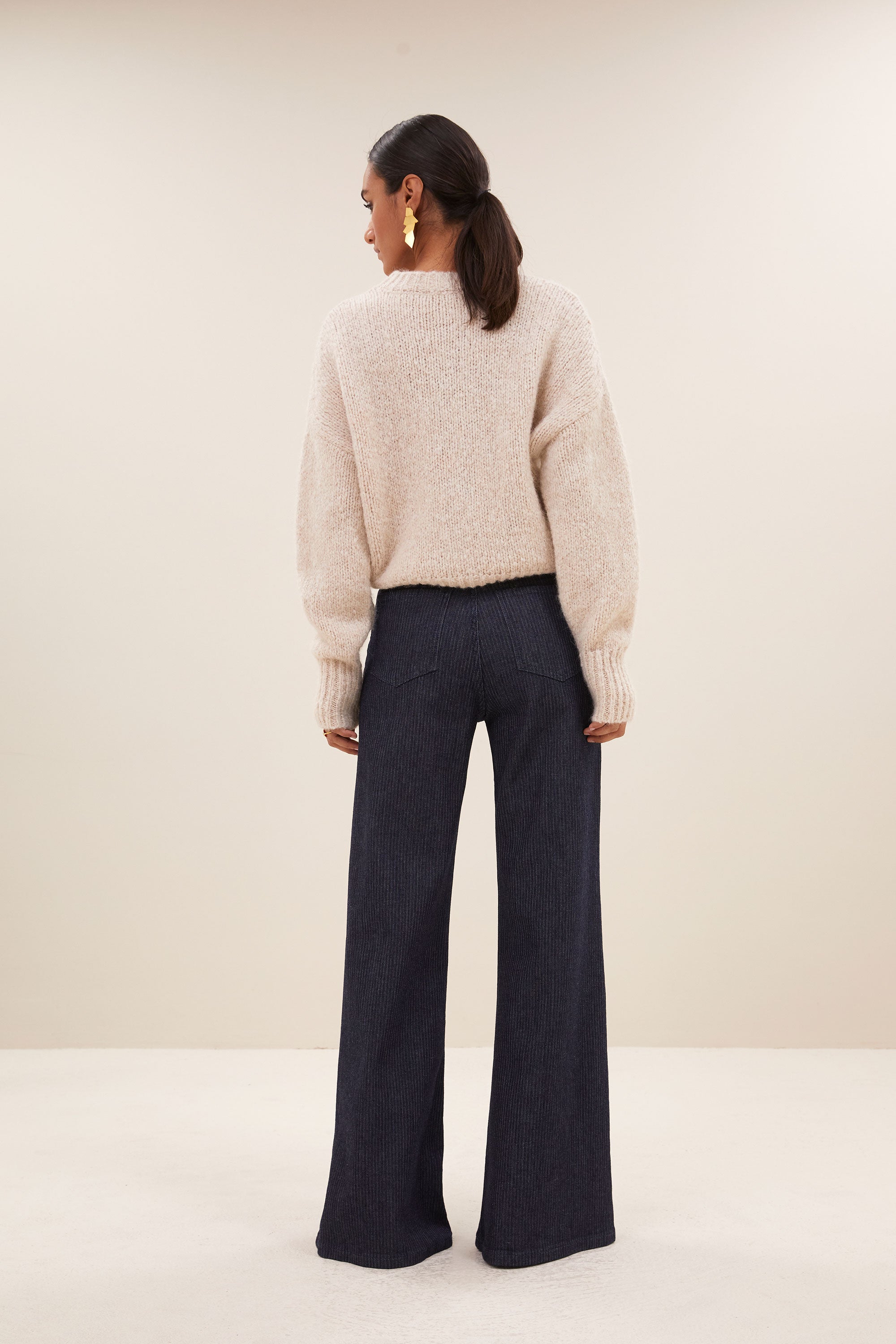 femme nova blue pants - dark denim, wijduitlopende pasvorm, hoge taille, must-have essential - by-bar - vooraanzicht