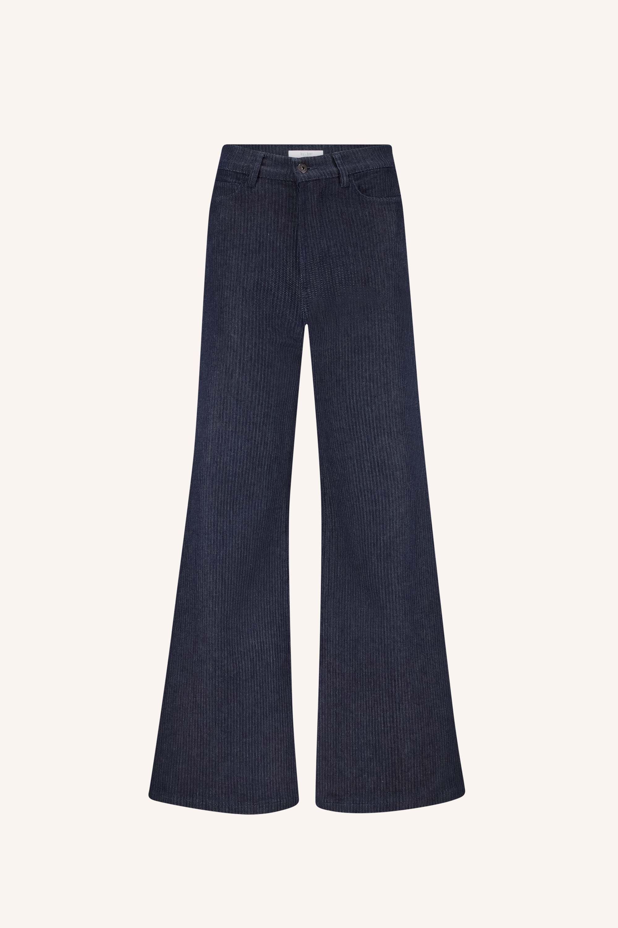 femme nova blue pants - dark denim, wijduitlopende pasvorm, hoge taille, must-have essential - by-bar - achteraanzicht