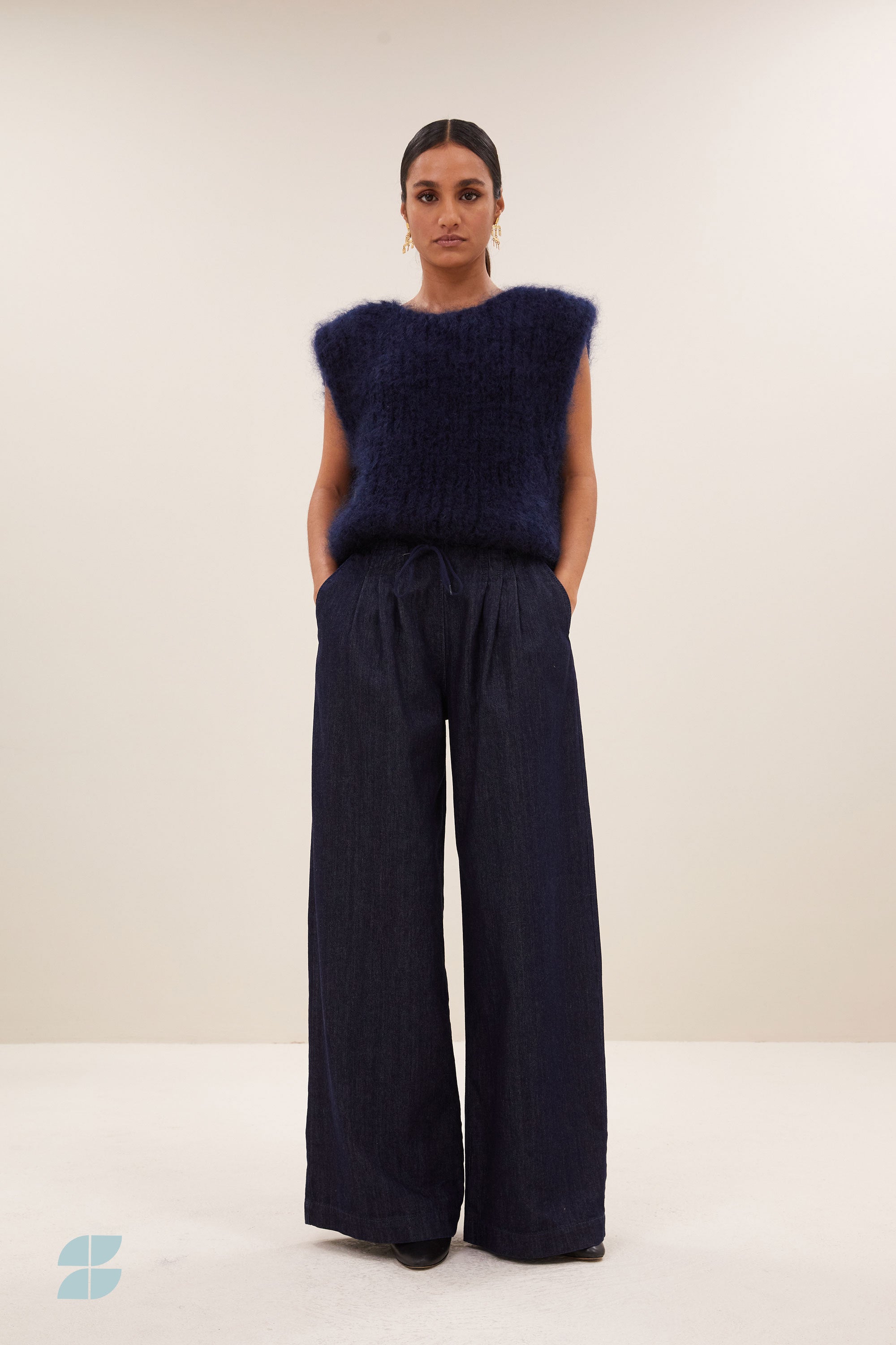 jaxx stockholm blue pants - dark denim, elastieken band, losvallende pasvorm, geplooide details - by-bar - vooraanzicht