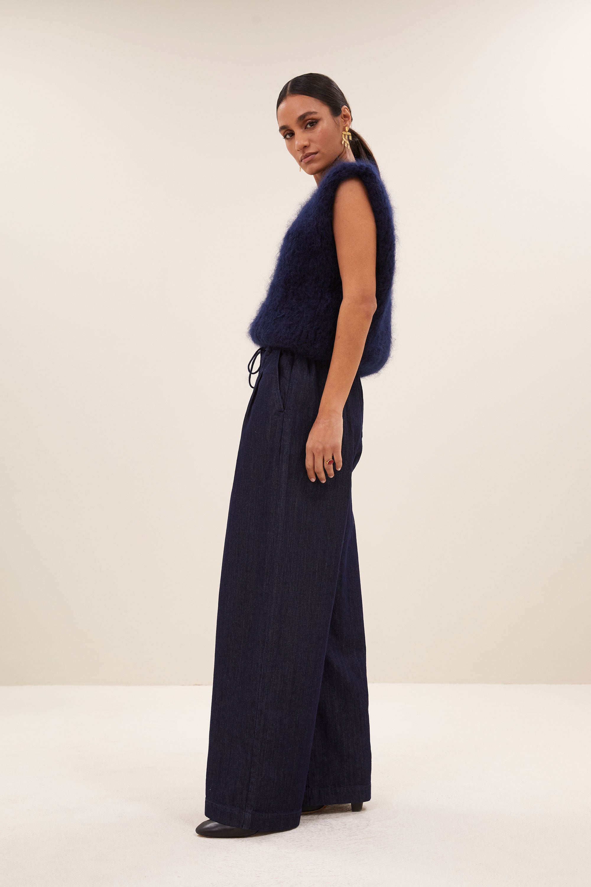 jaxx stockholm blue pants - dark denim, elastieken band, losvallende pasvorm, geplooide details - by-bar - zijaanzicht