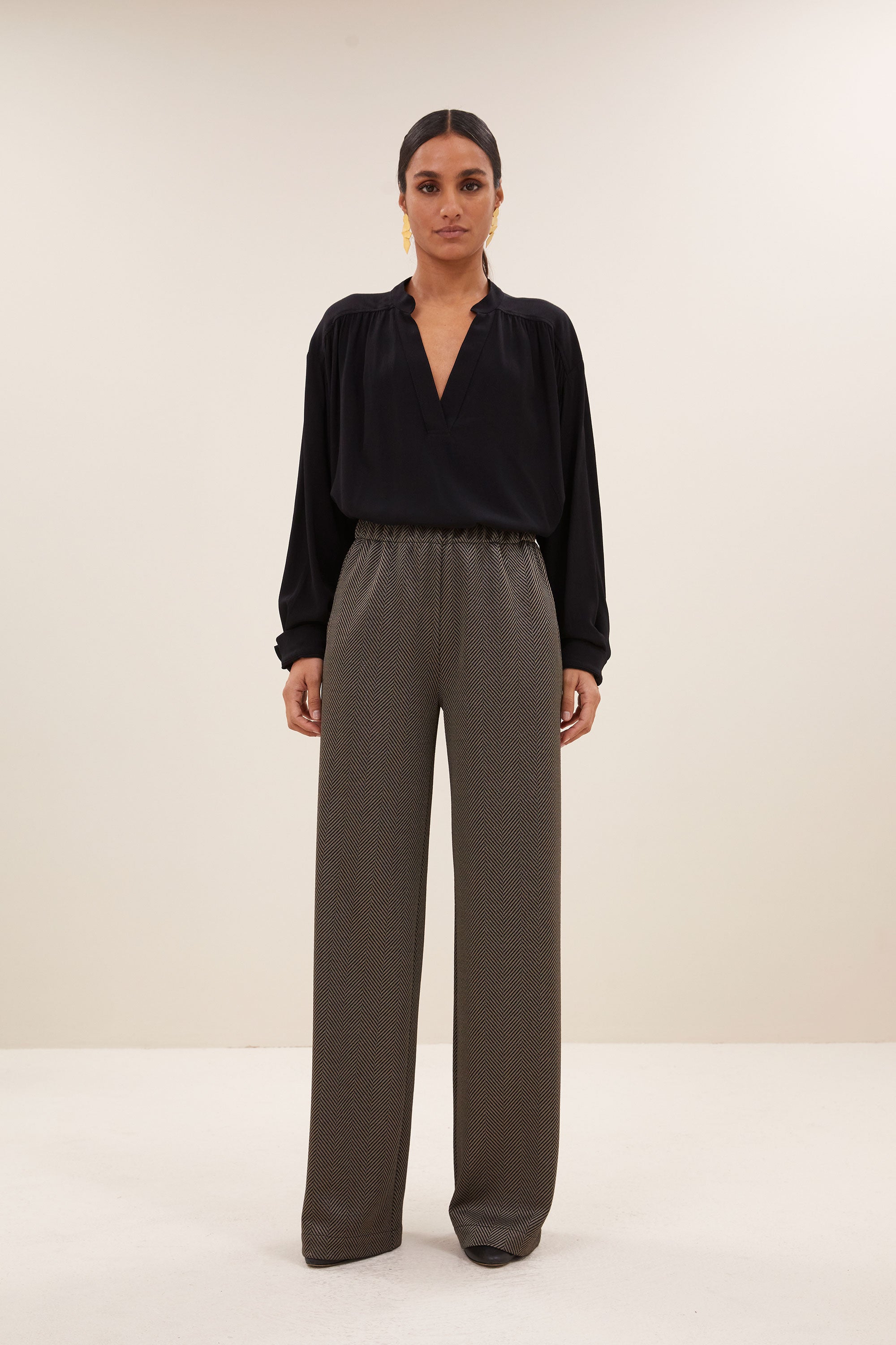 lissa herringbone pants - biscuit, elastieken band, hoge taille, losvallende pasvorm - by-bar - zijaanzicht