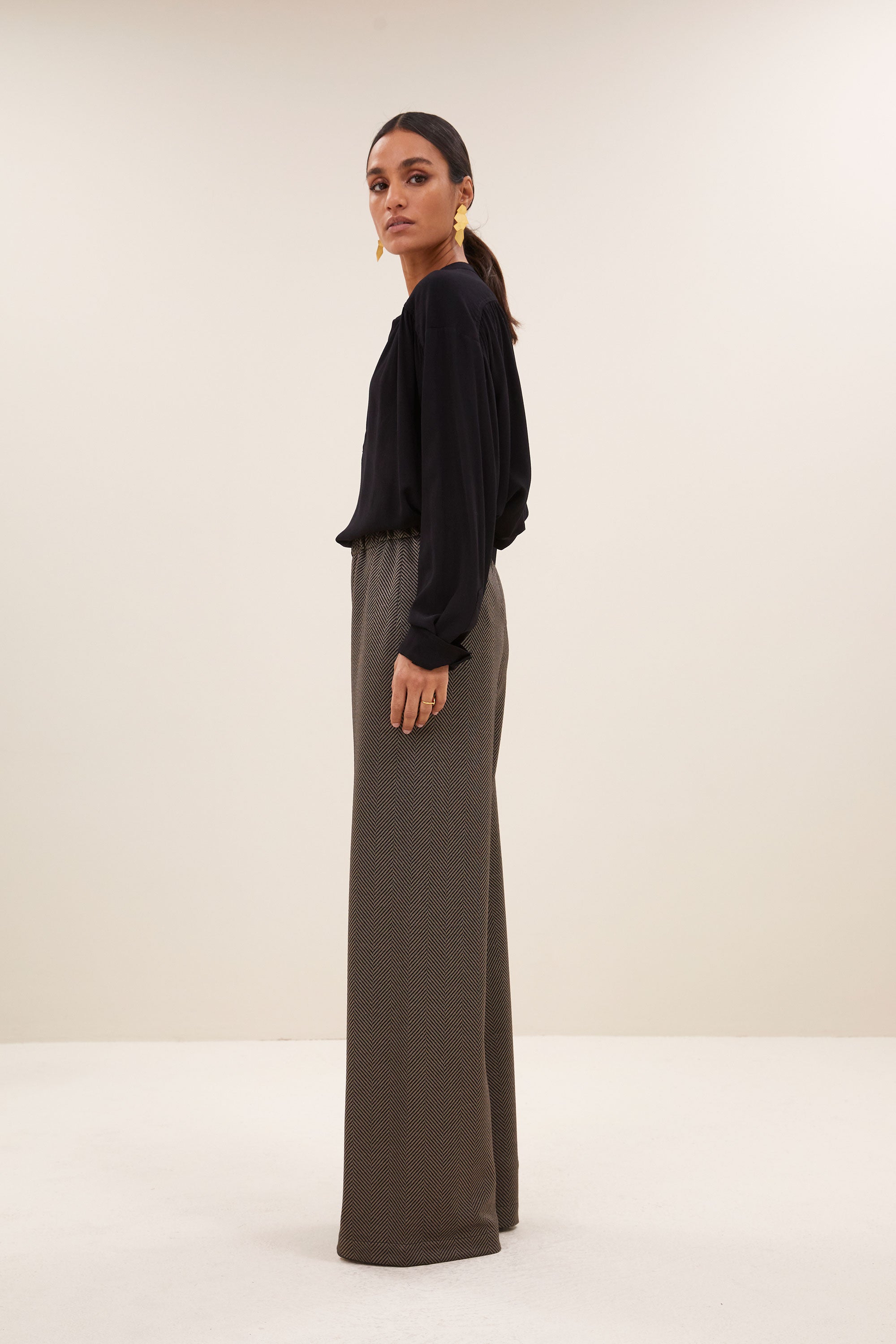 lissa herringbone pants - biscuit, elastieken band, hoge taille, losvallende pasvorm - by-bar - vooraanzicht