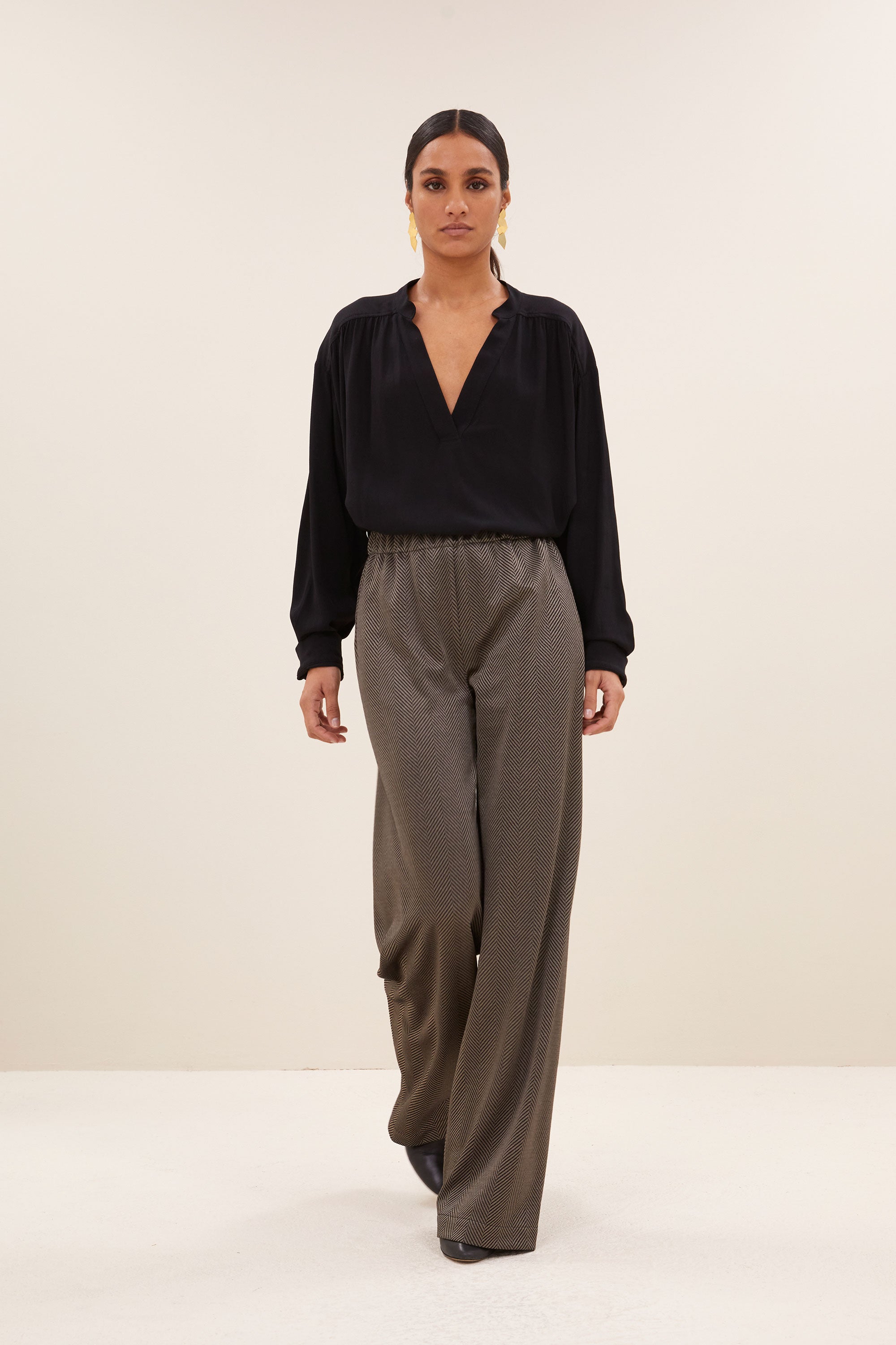 lissa herringbone pants - biscuit, elastieken band, hoge taille, losvallende pasvorm - by-bar - achteraanzicht