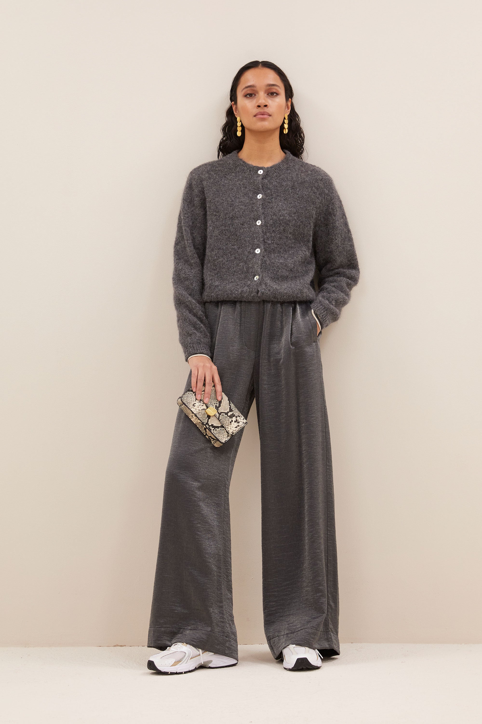 benji metallic pants - metallic silver, elastieken band, verborgen steekzakken, geplooide details - by-bar - extra