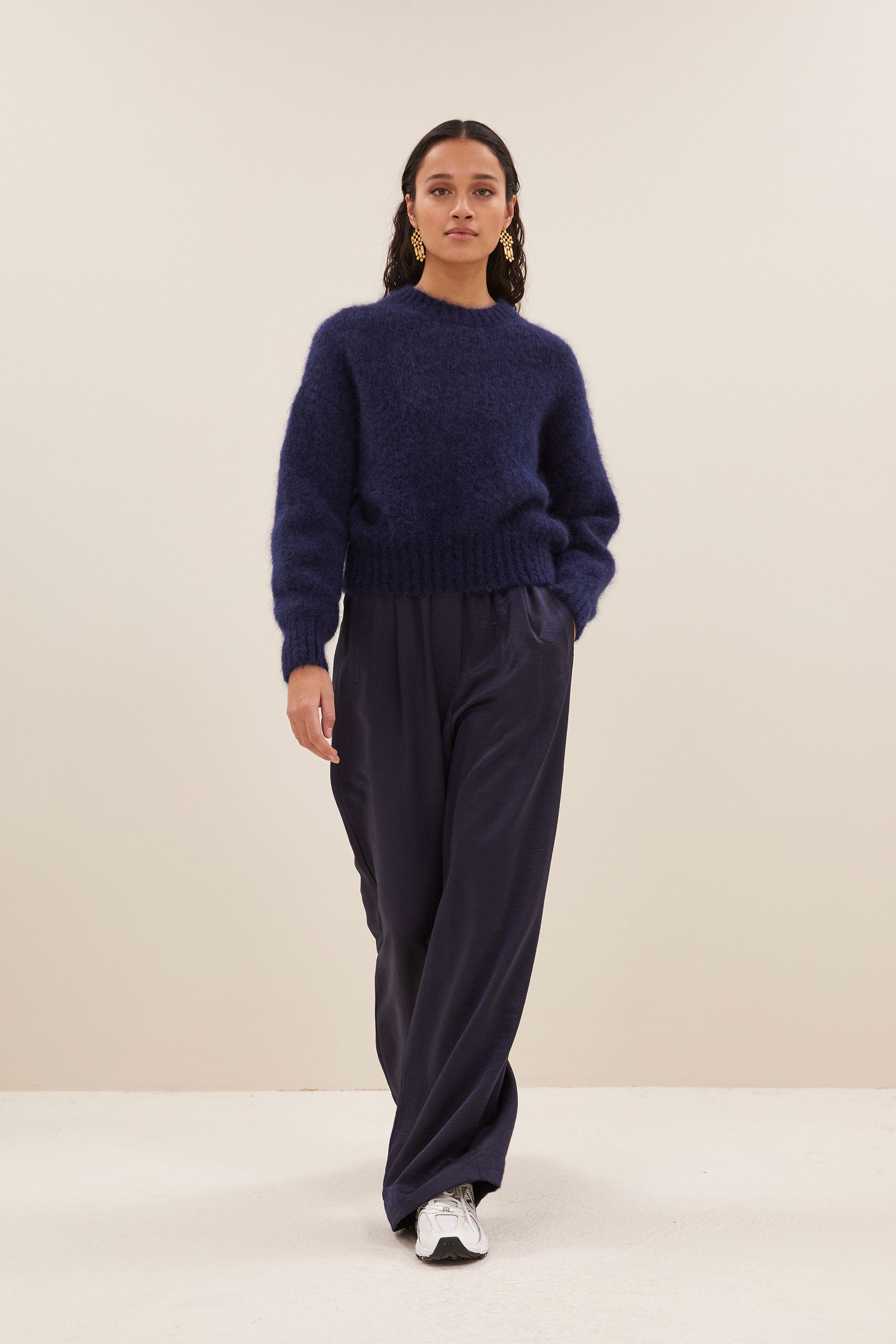 benji metallic pants - midnight, elastieken band, verborgen steekzakken, geplooide details - by-bar - extra