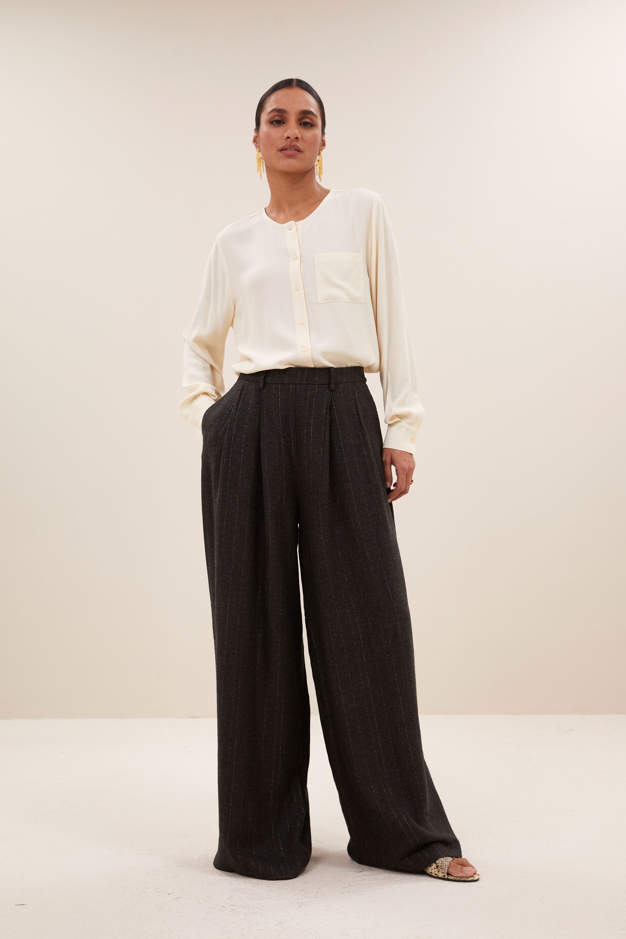 sef grey pants - grey lurex, elastieken band, losvallende pasvorm, subtiel geweven lurex draad - by-bar - aanvullende foto