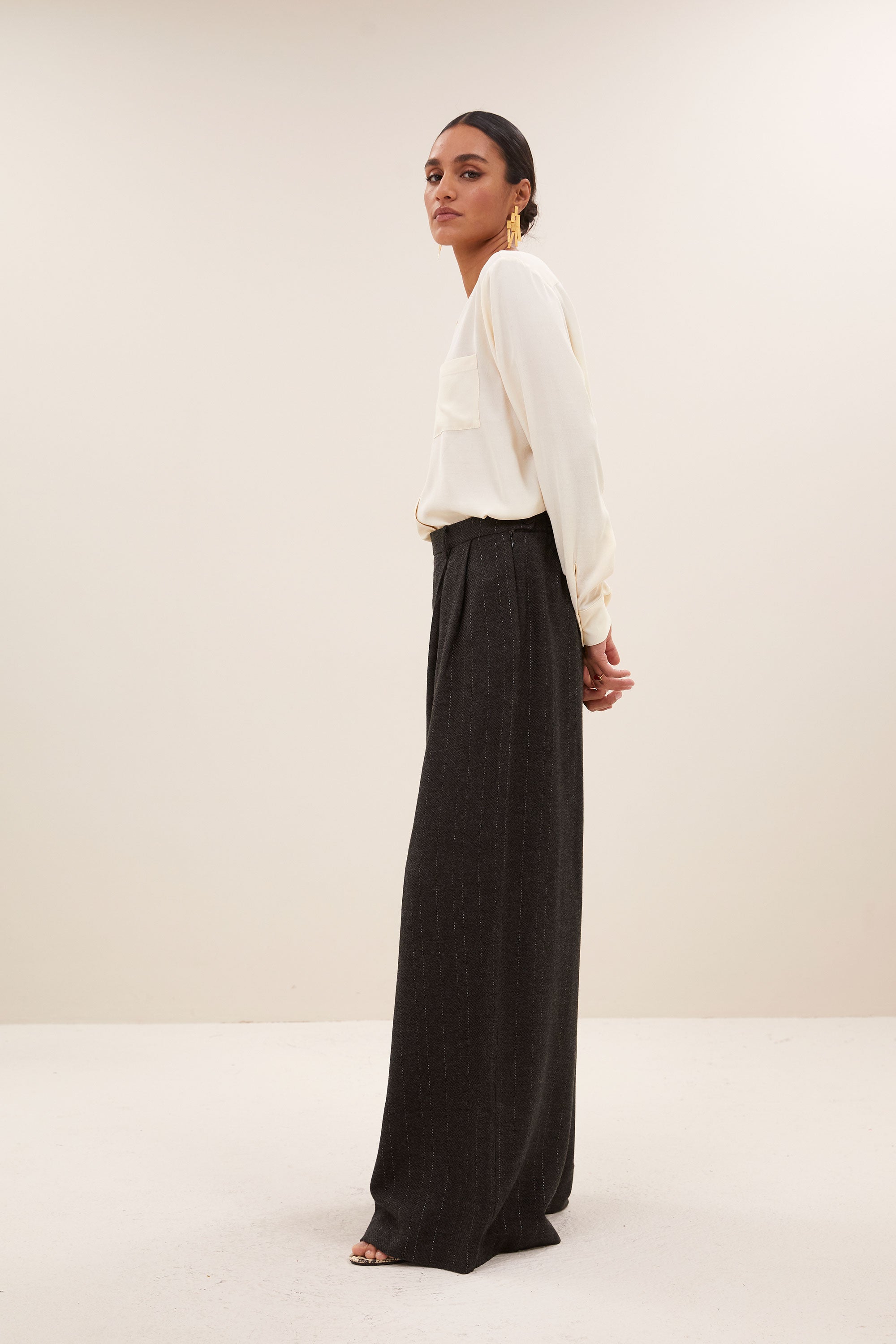 sef grey pants - grey lurex, elastieken band, losvallende pasvorm, subtiel geweven lurex draad - by-bar - vooraanzicht