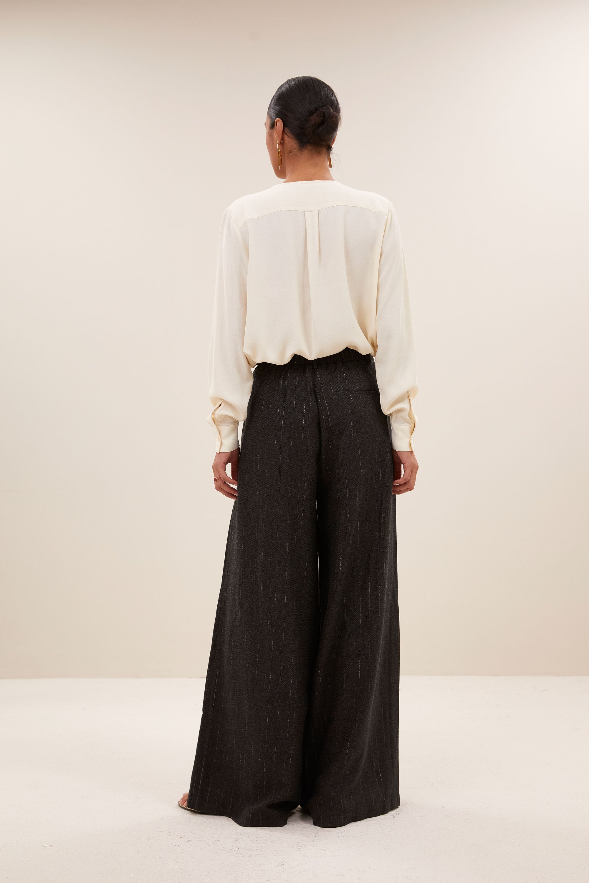 sef grey pants - grey lurex, elastieken band, losvallende pasvorm, subtiel geweven lurex draad - by-bar - zijaanzicht