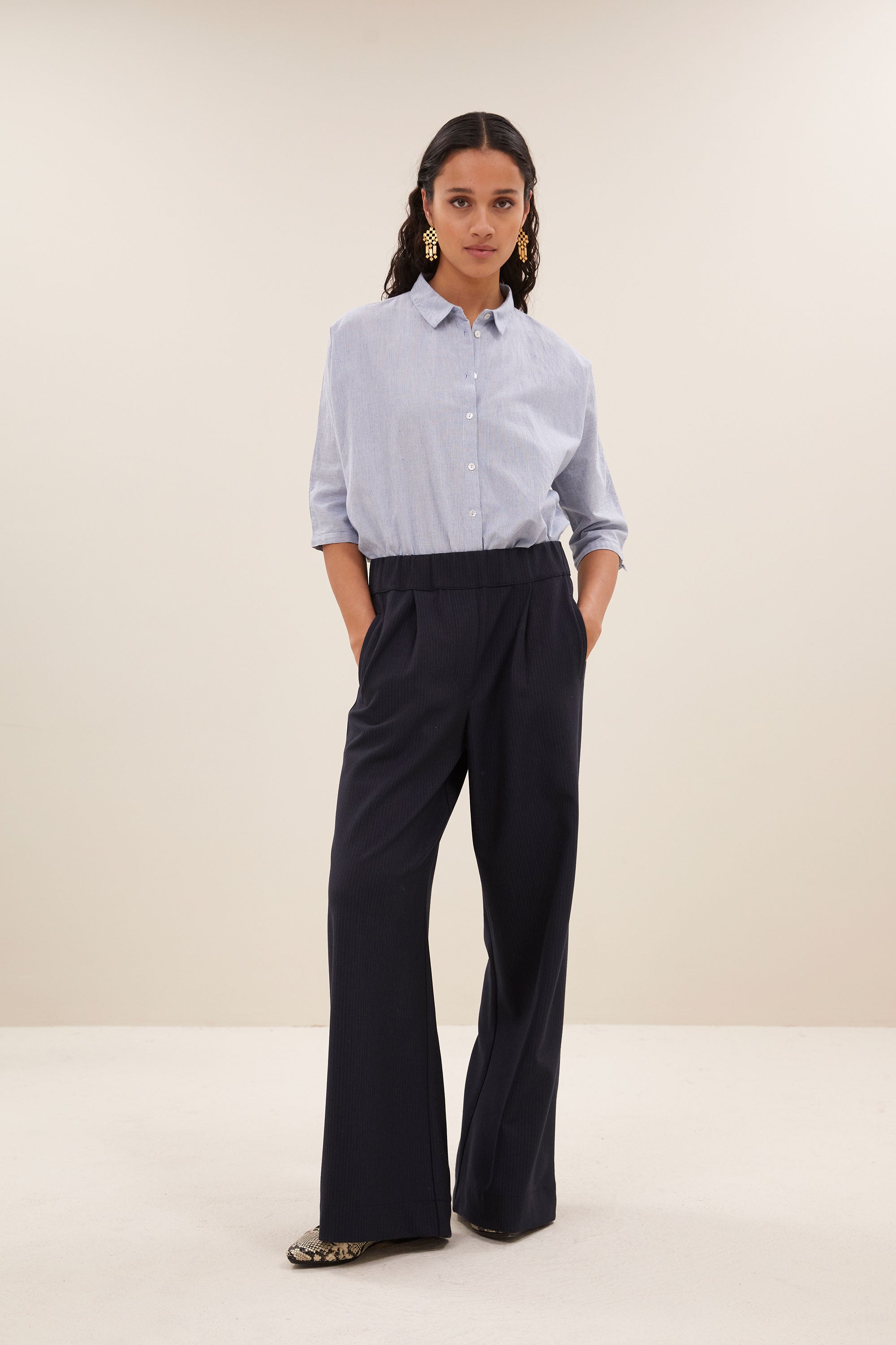 benji copper stripe pants - copper stripe, all-time classic, wijduitlopende pasvorm, middelhoge taille - by-bar - achteraanzicht