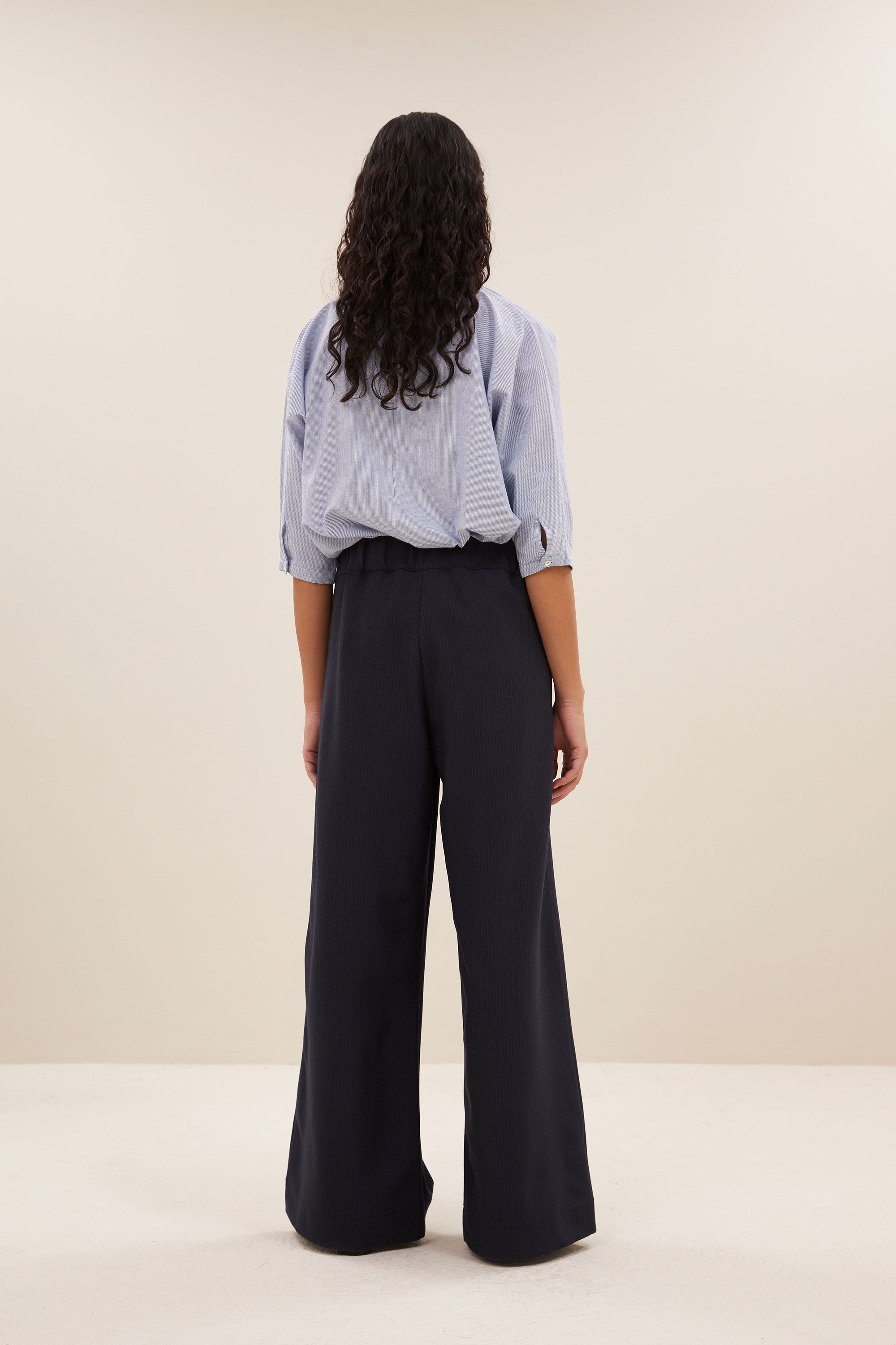 benji copper stripe pants - copper stripe, all-time classic, wijduitlopende pasvorm, middelhoge taille - by-bar - zijaanzicht