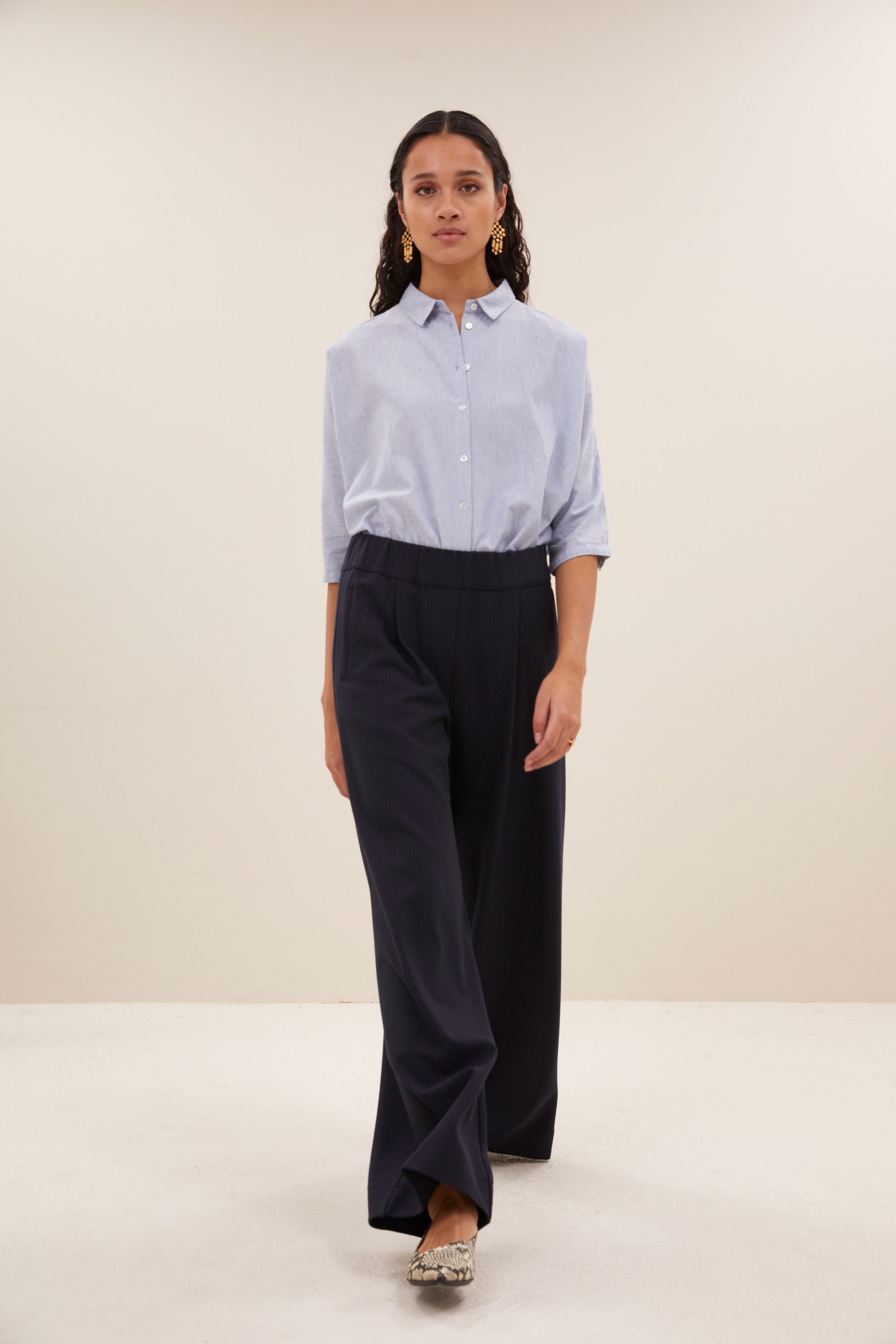 benji copper stripe pants - copper stripe, all-time classic, wijduitlopende pasvorm, middelhoge taille - by-bar - detailfoto