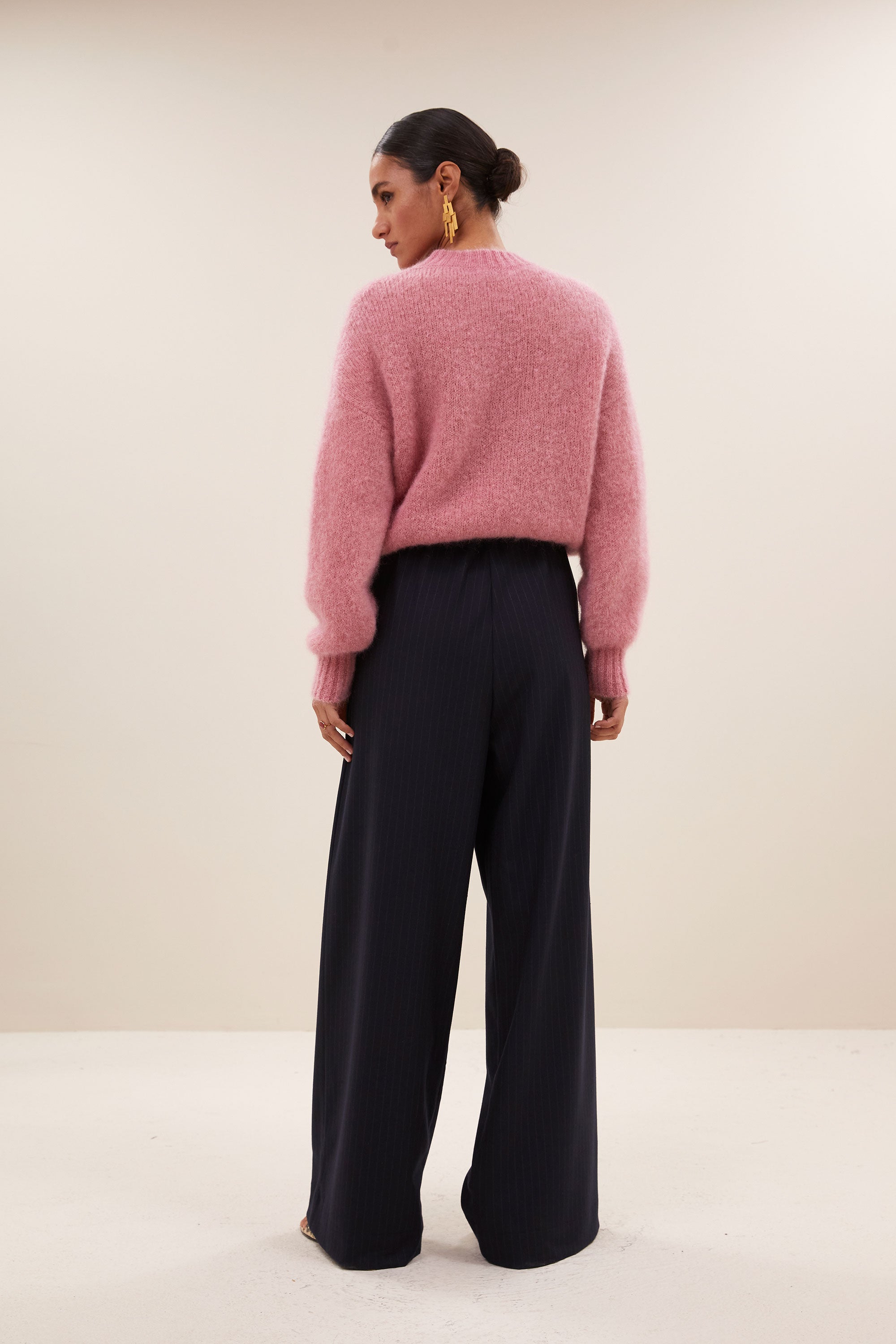 benji pinstripe pants - midnight, elastieken band, losvallende pasvorm, geplooide details - by-bar - vooraanzicht