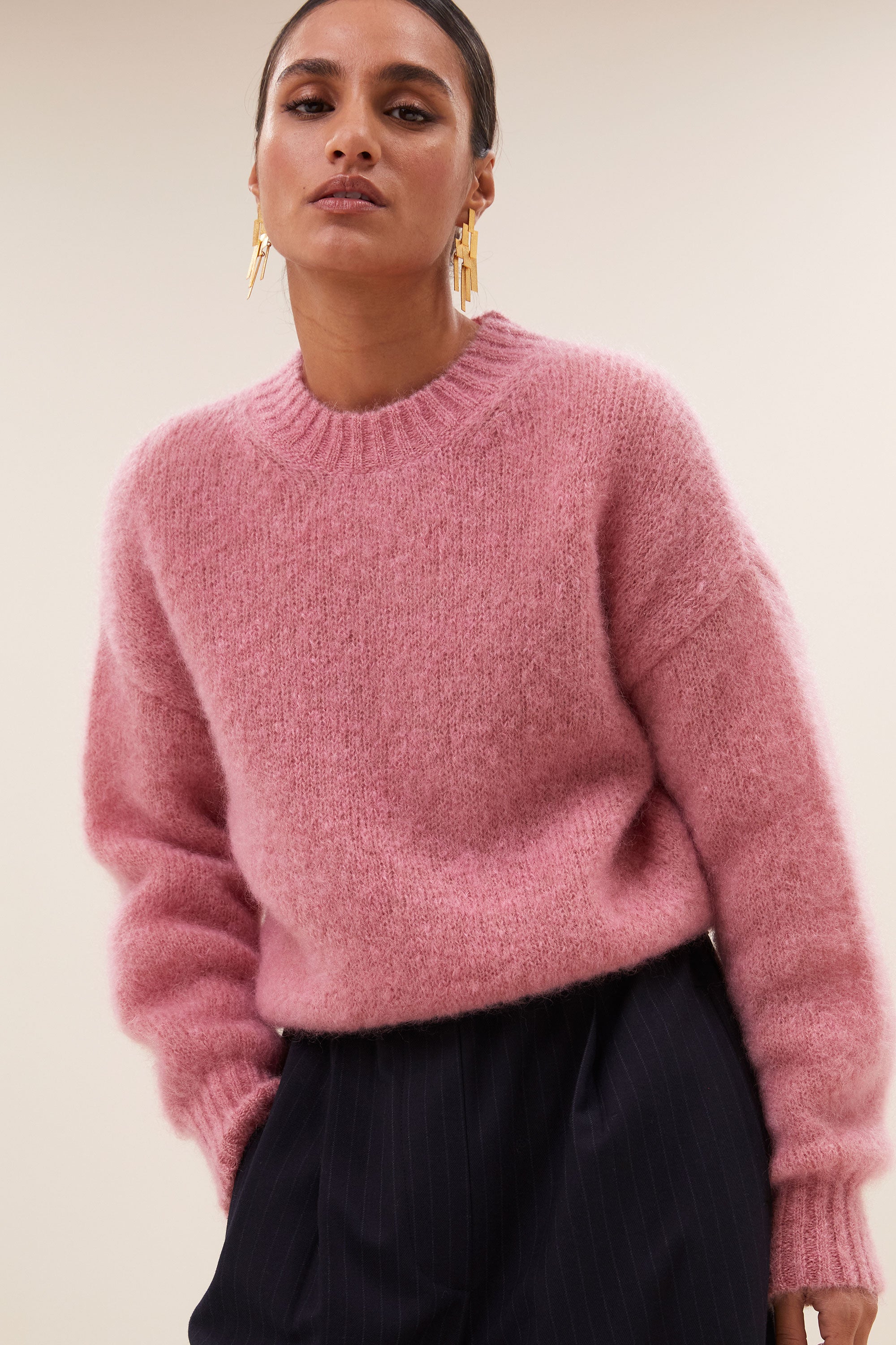 benji pinstripe pants - midnight, elastieken band, losvallende pasvorm, geplooide details - by-bar - zijaanzicht